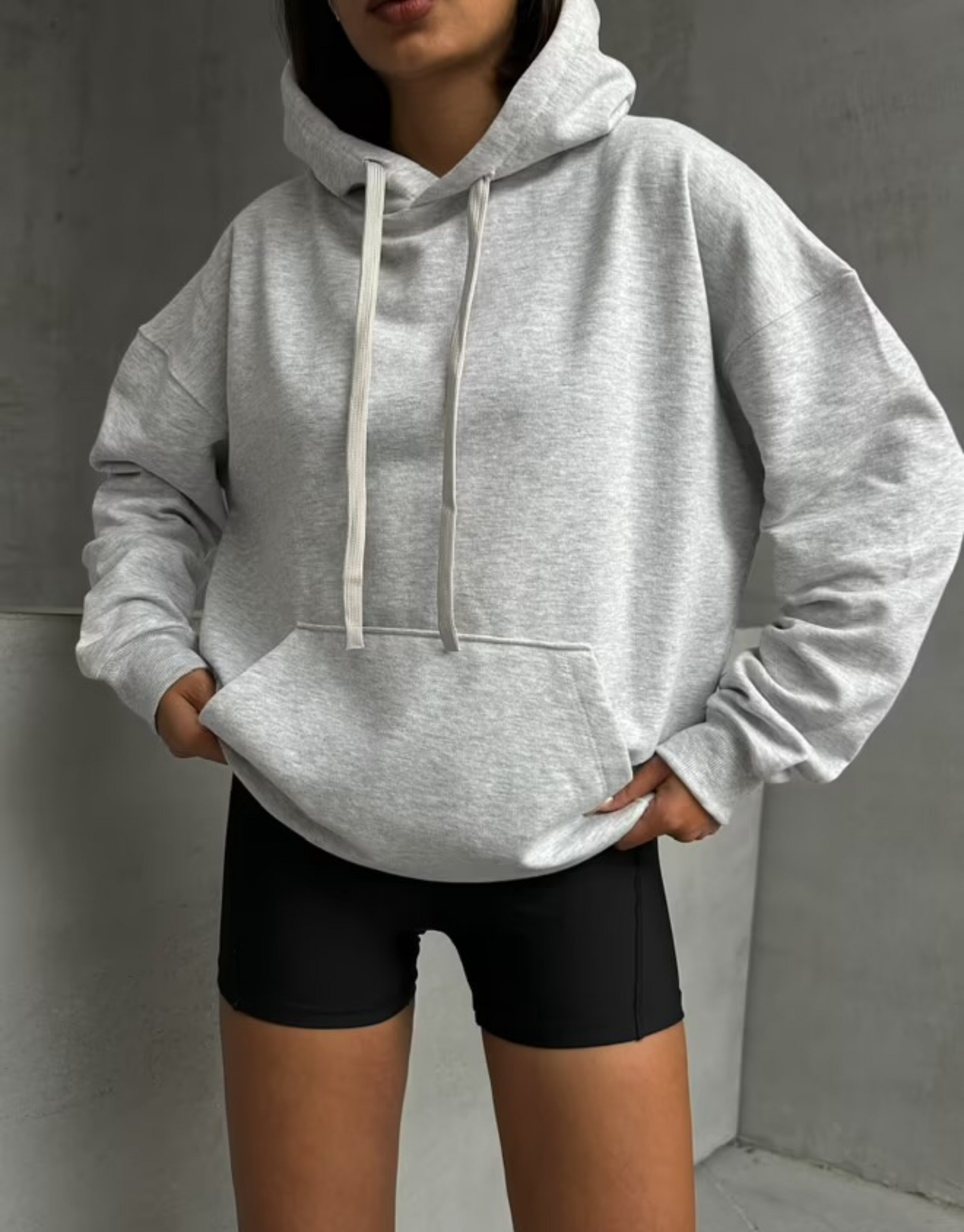 Skøn hoodie i lysegrå i oversized fit.