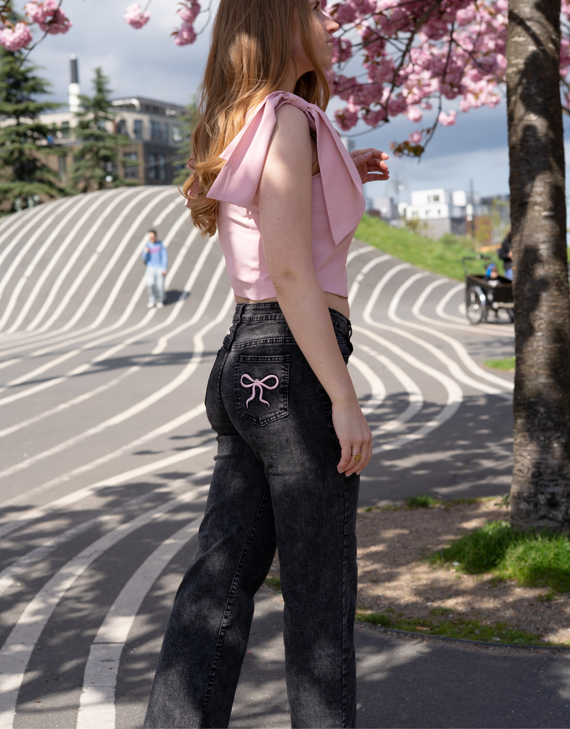 De skønneste jeans med lyserøde sløjfer på baglommerne.