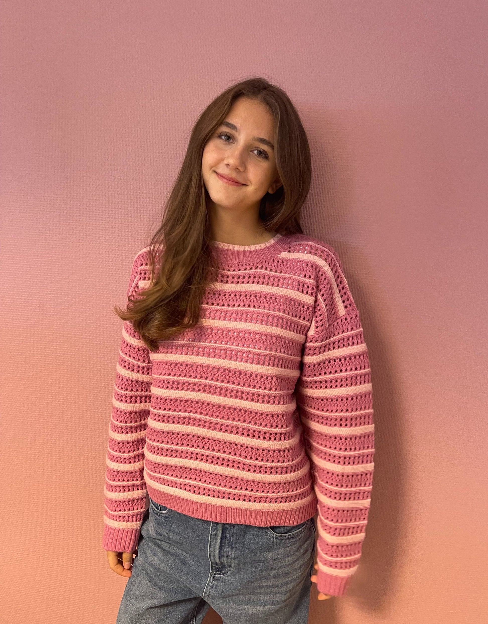 Smuk striktrøje i lyserød med striber.