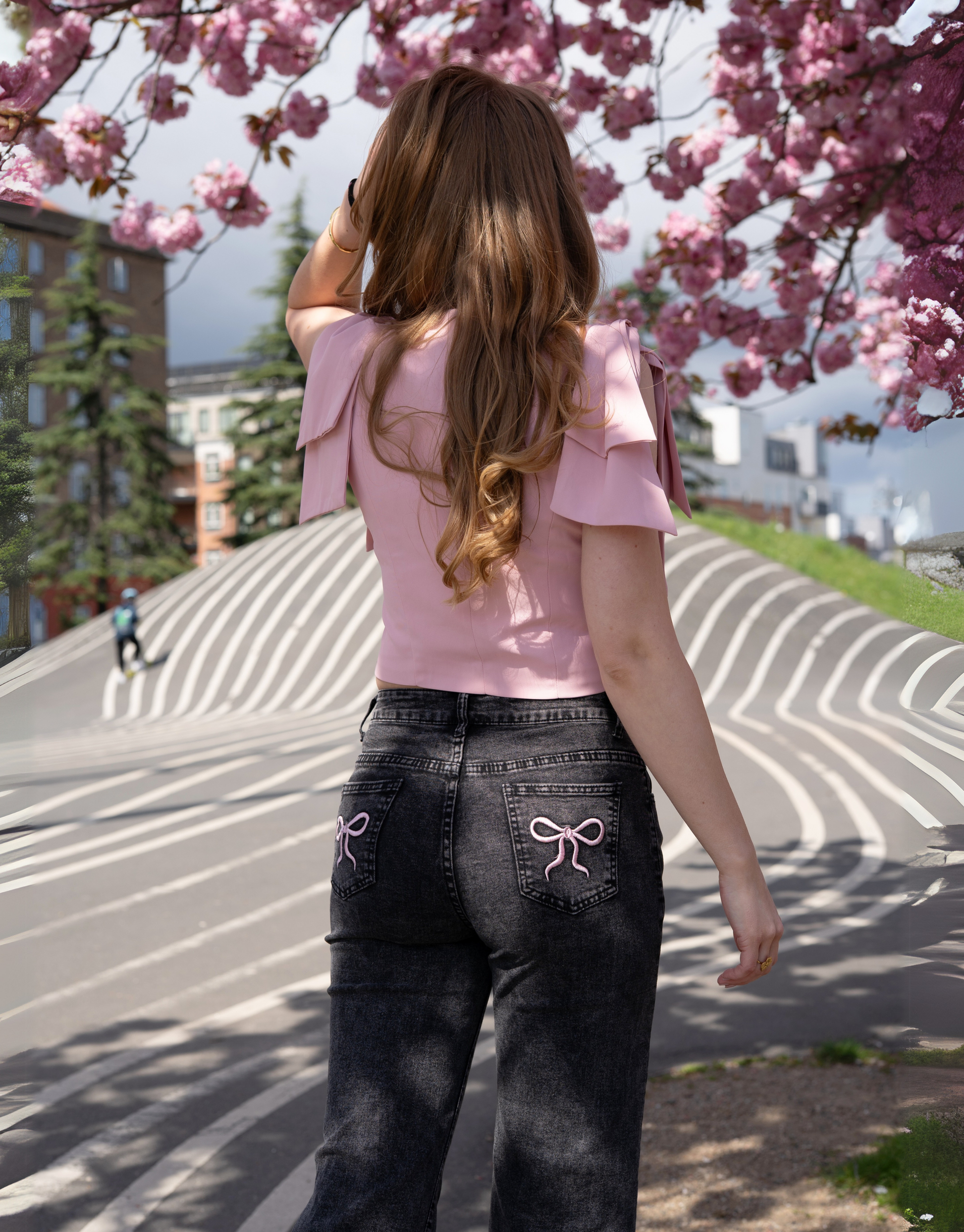 De skønneste jeans med lyserøde sløjfer på baglommerne.