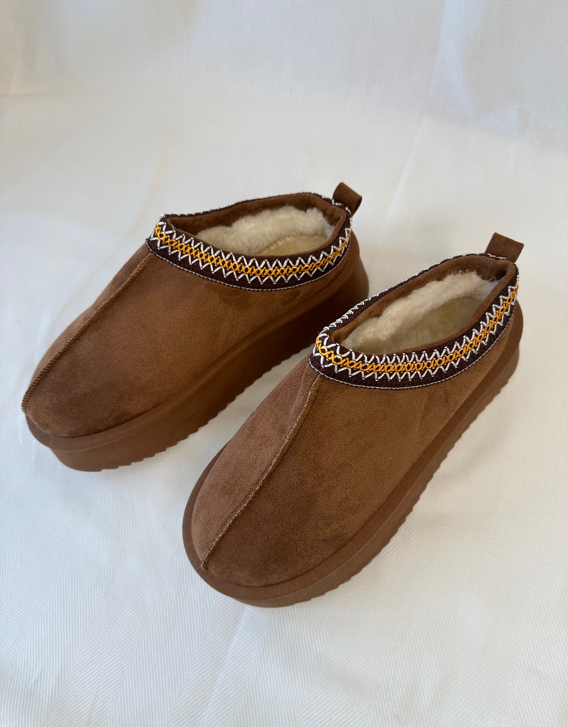 Stassie bamseskoene går til anklen og har en robust sål på 5 cm.   Skoene er lette at træde i og føles behagelige på fødderne. Materiale: Kunststof Pasform: Normal i størrelsen