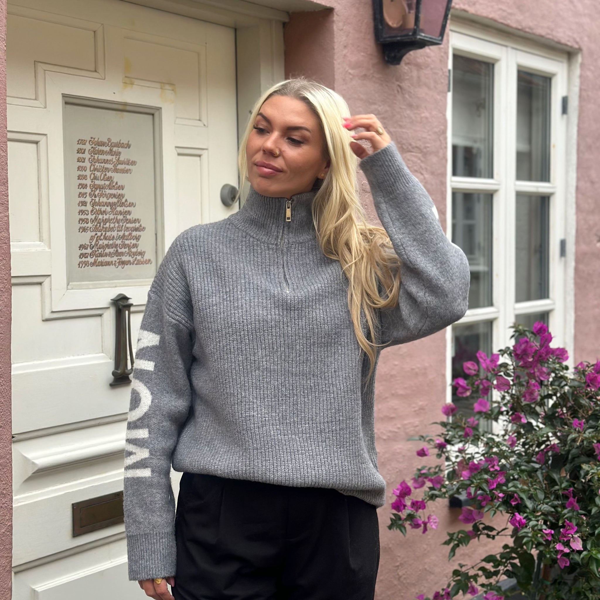 Lækker højhalset strik med Mon Cheri tekst på ærmerne.