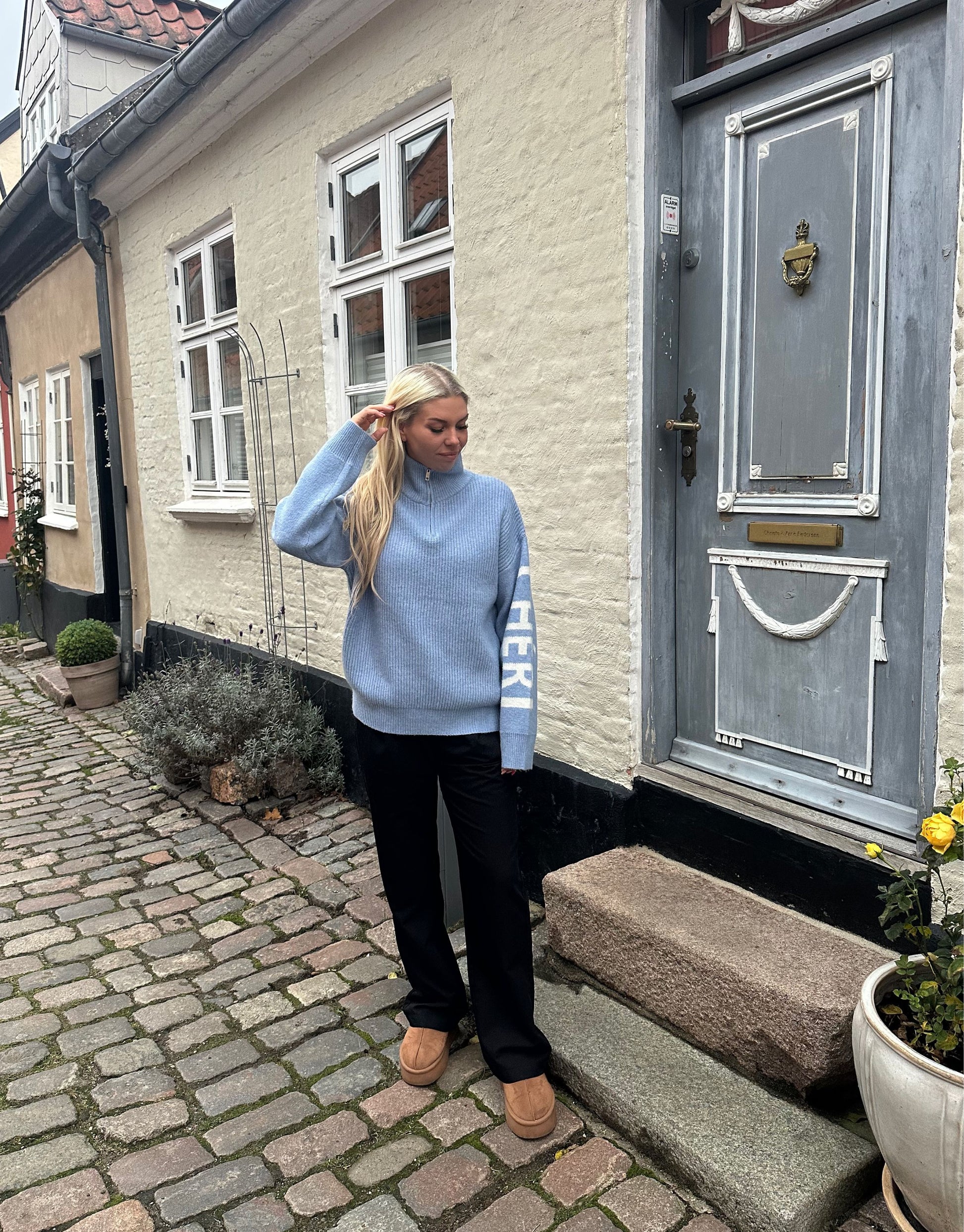 Lækker højhalset strik med Mon Cheri tekst på ærmerne.