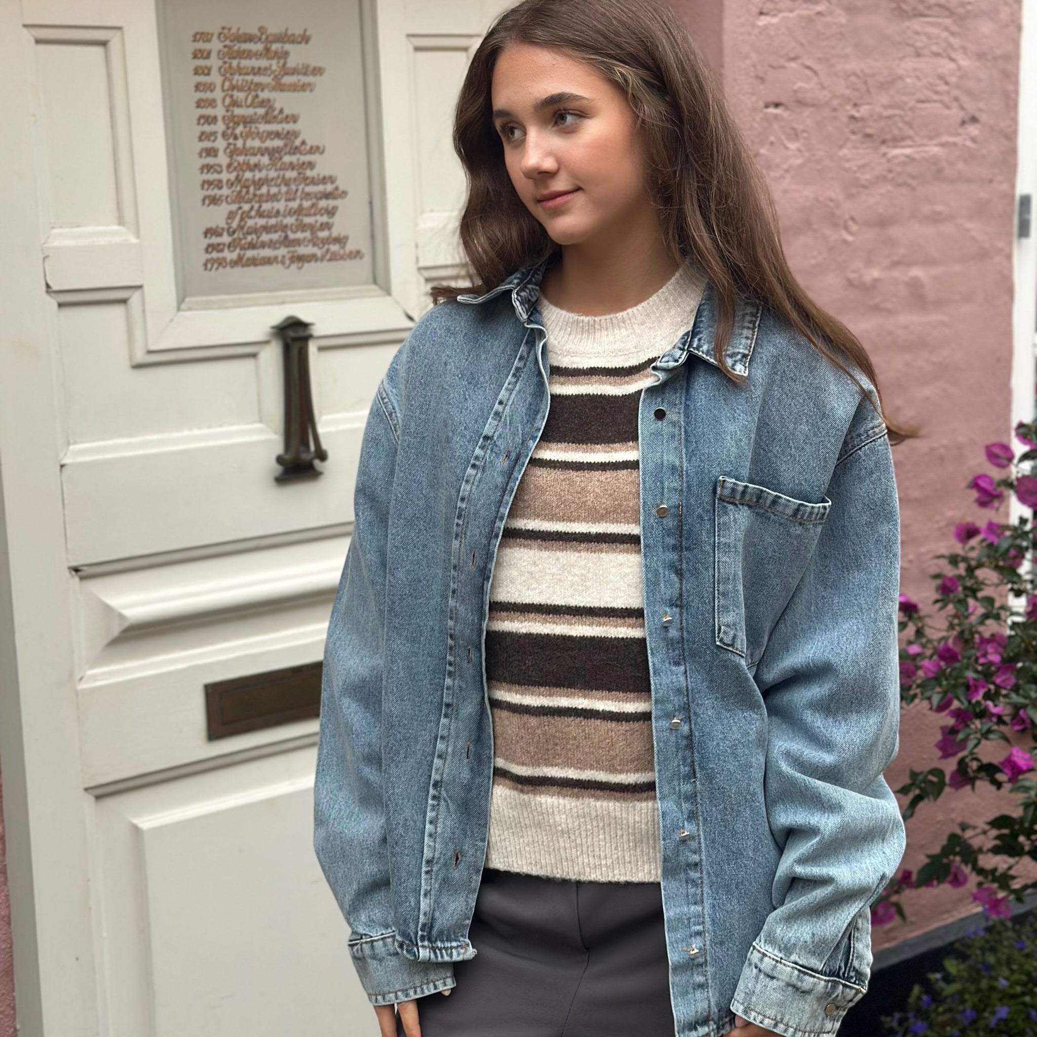 Skøn denim jakke i oversized look med bryst lomme og knapper.