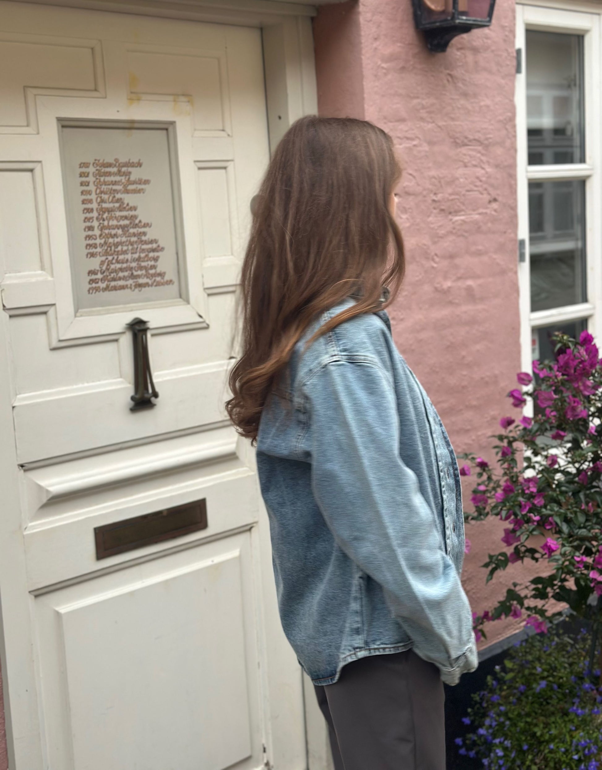 Skøn denim jakke i oversized look med bryst lomme og knapper.