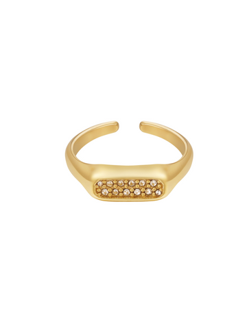 Smuk guld ring i elegant udtryk med zircon sten.  Alle vores ringe er justerbare og kan derfor passes af alle. Materiale: Rustfri stål, 14 karat guldbelægning, zircon sten. 100% nikkelfri Størrelse: Justerbar
