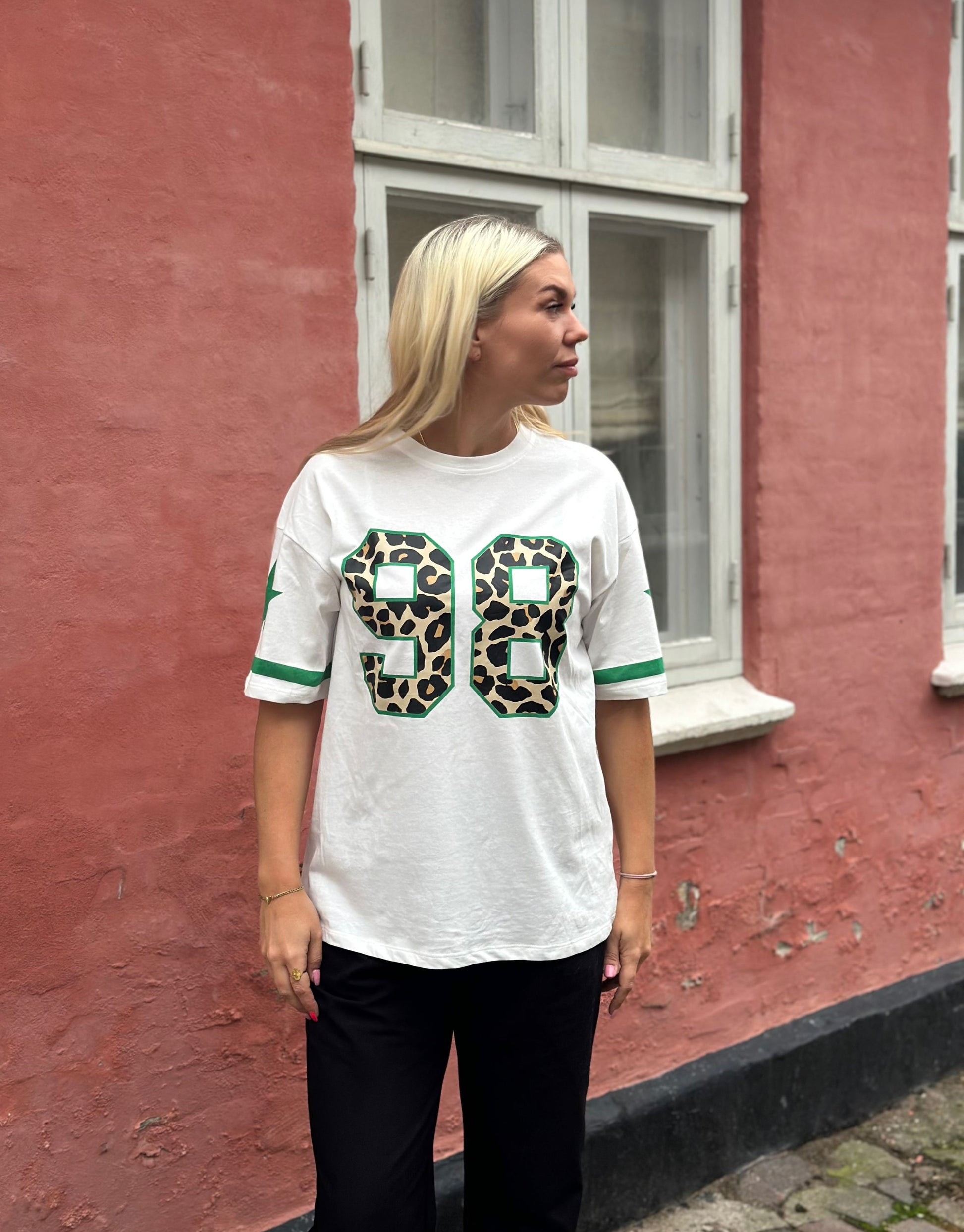 Skøn oversized t-shirt i hvid og grøn med leopard print og stjerne på ærmet