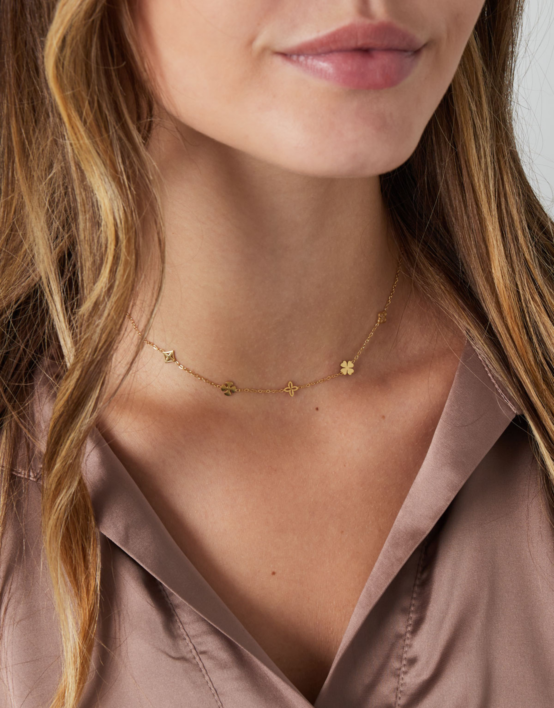 Skøn guld halskæde i unikt design med firkløvere. Materiale: Rustfri stål, 14 karat guldbelægning. 100% nikkelfri Størrelse: 39 + 5 cm forlængelse