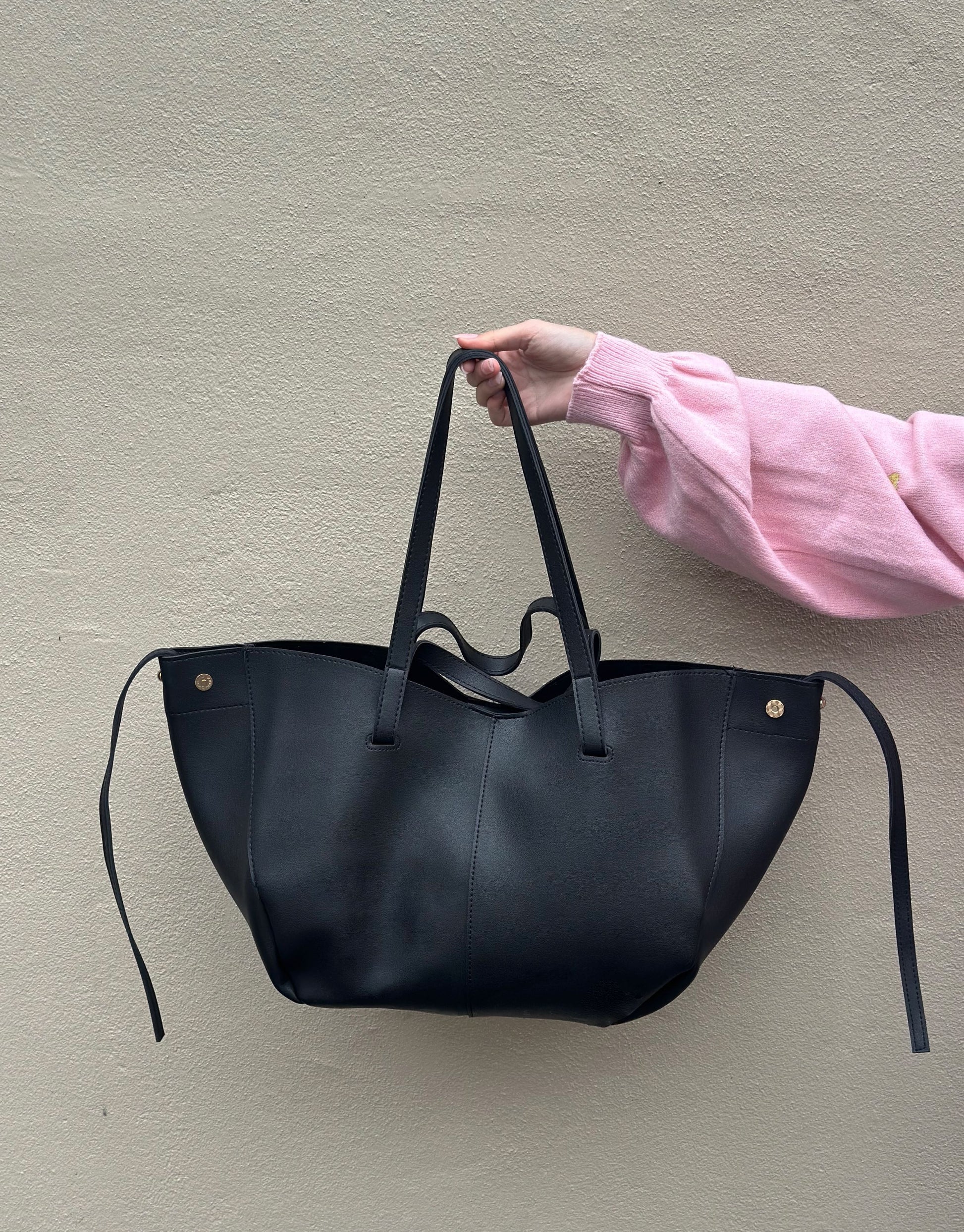 Vores smukke Elena taske er den perfekte hverdagstaske, da den både kan bruges til skolebrug samt indeholde alt det nødvendige.