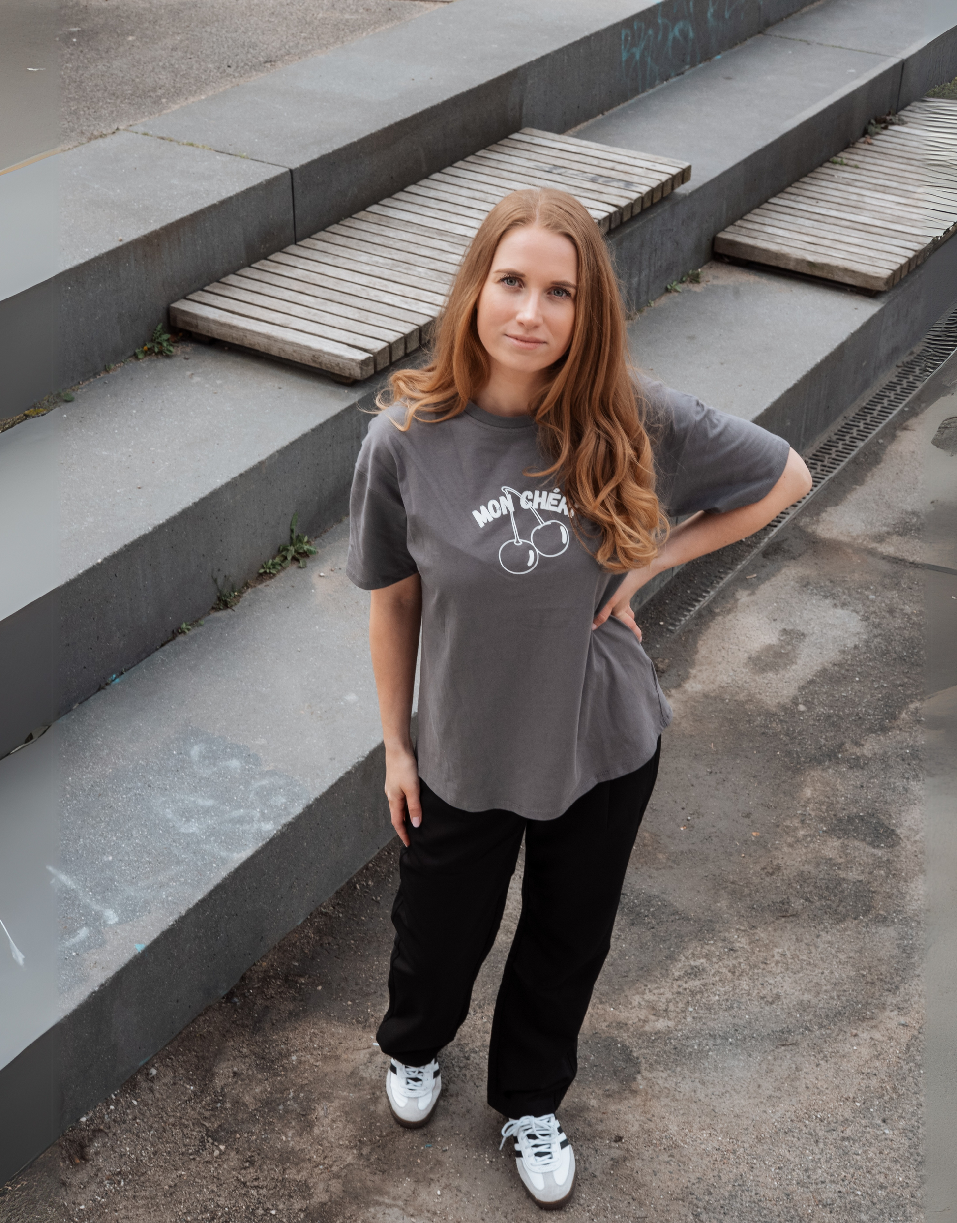 Skøn oversized t-shirt med Mon Cheri print, som på fransk betyder mit kirsebær eller min skat.