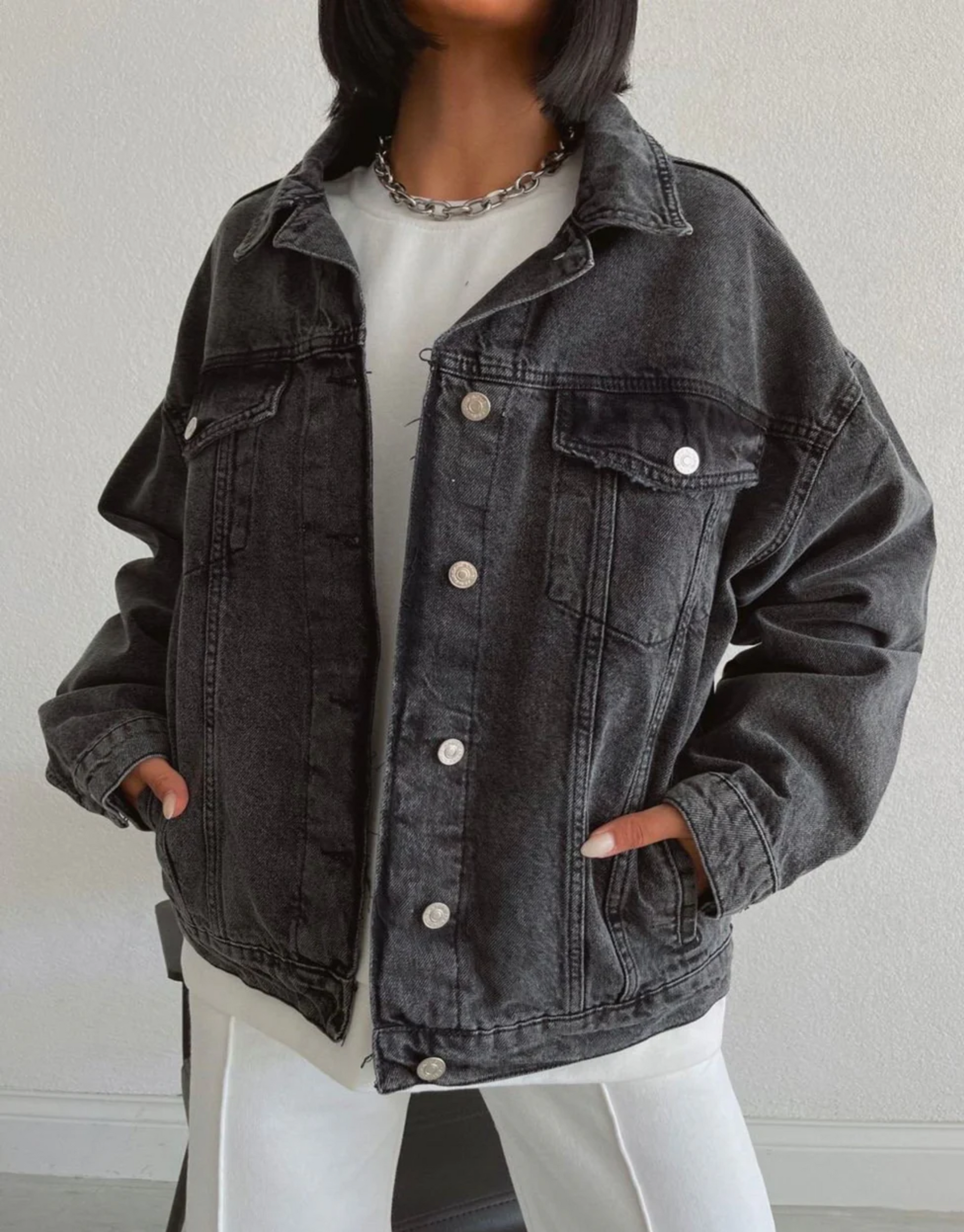 Oversized cowboy jakke i vasket bomuldsdenim. 