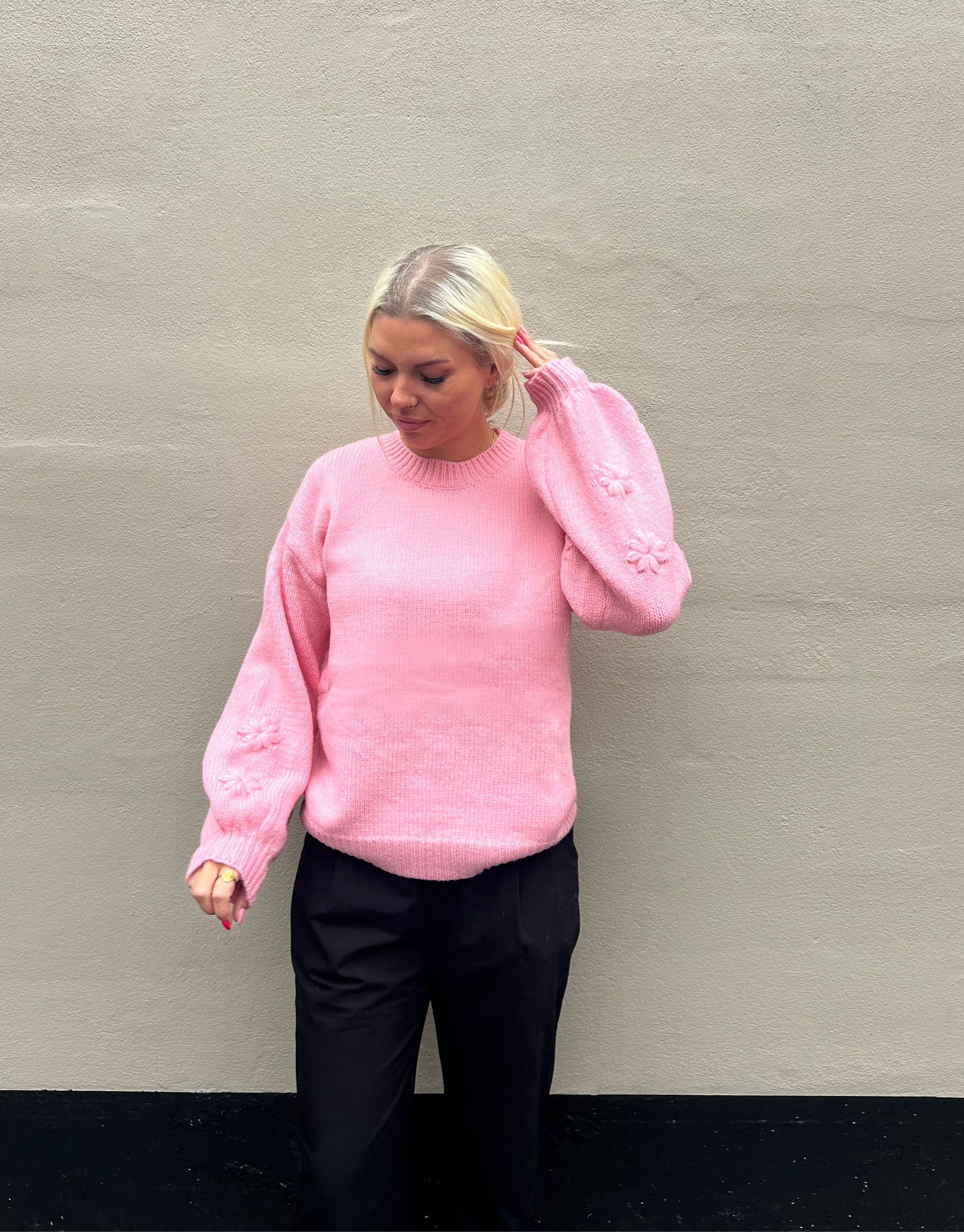 Smuk striktøje i lyserød med de fineste blomster detaljer på ærmerne.