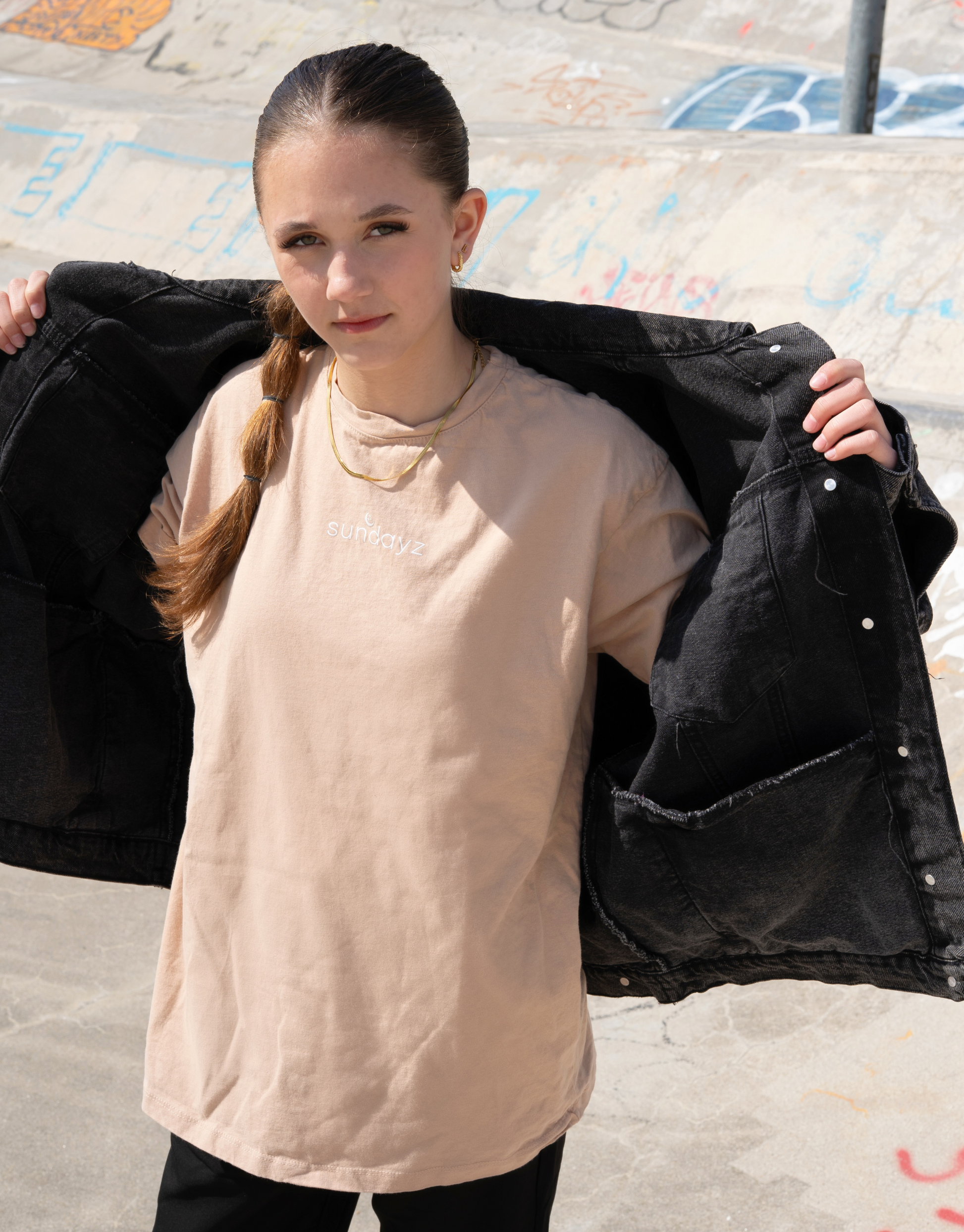 Oversized cowboy jakke i vasket bomuldsdenim. 