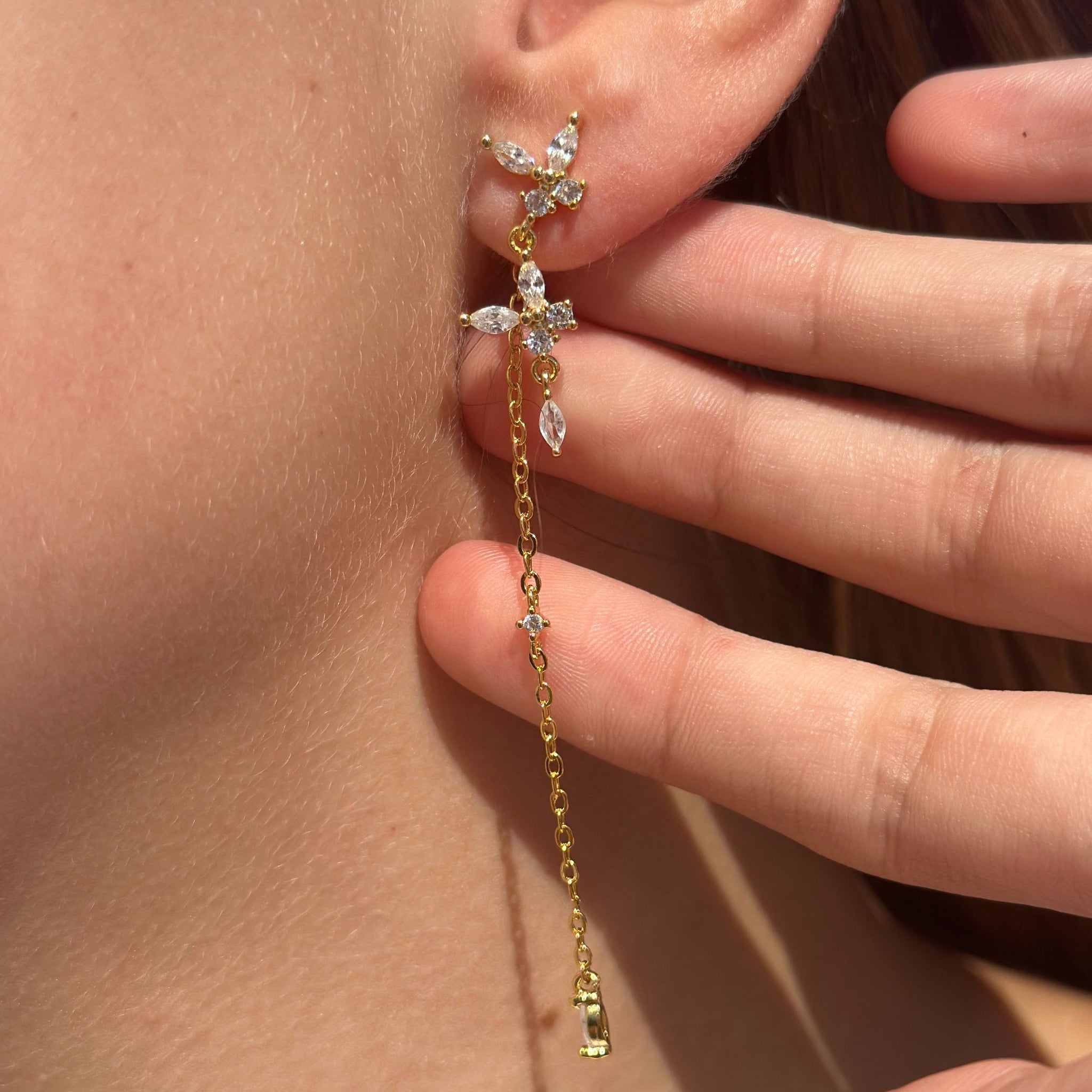 Trendy øreringe i langt design fyldt med zircon sten <3