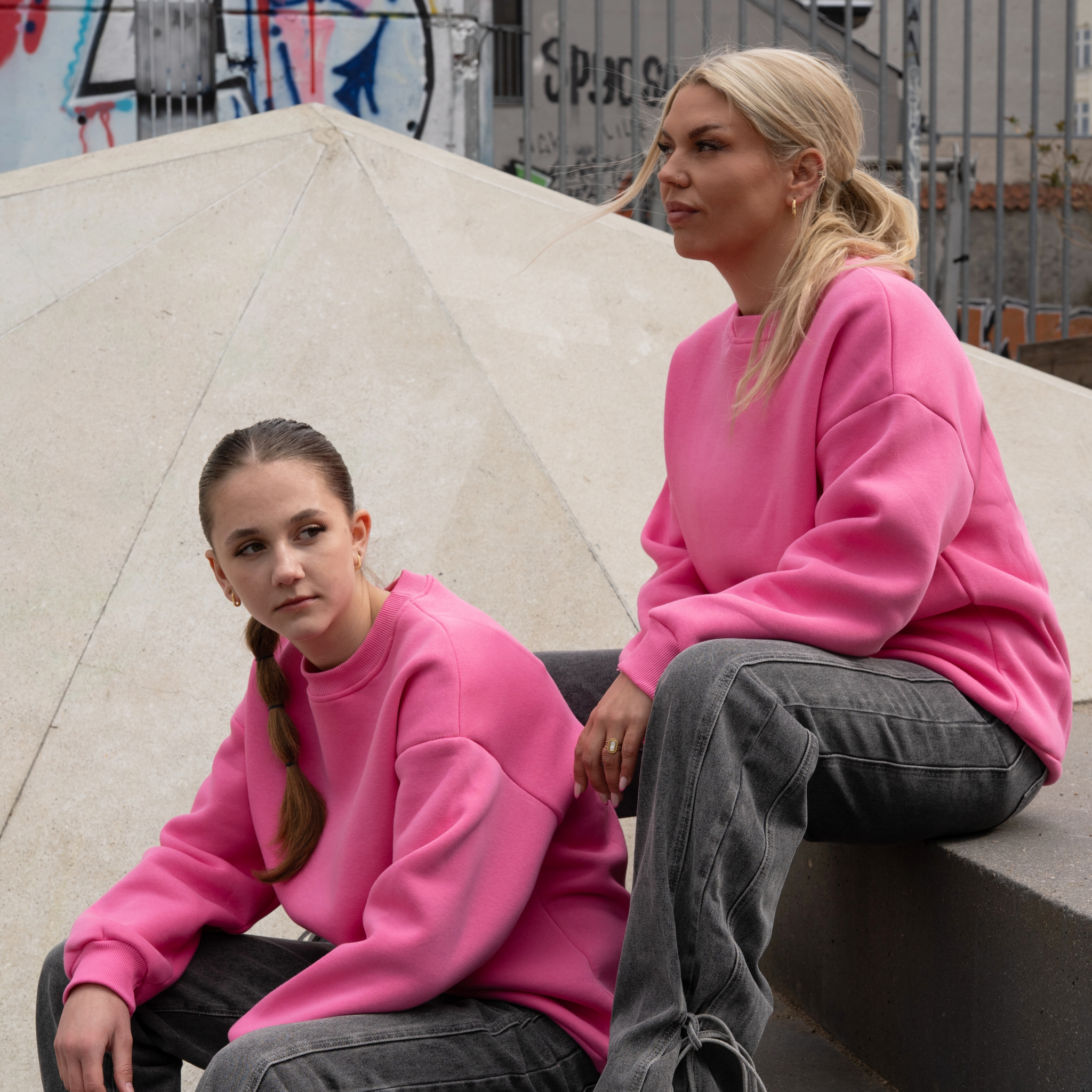 Skøn sweatshirt i pink i oversized fit.