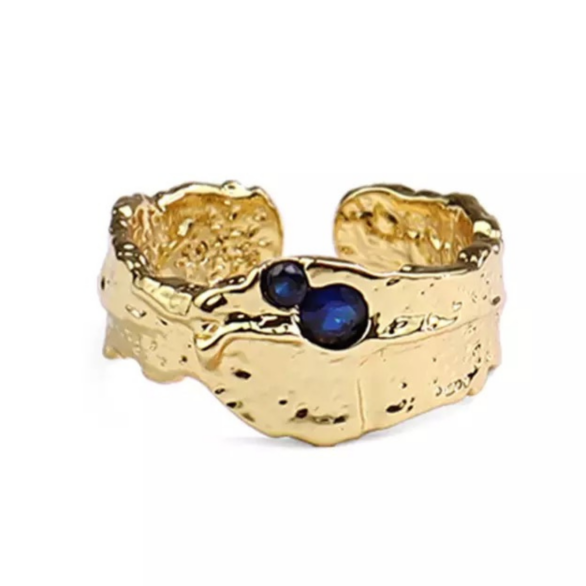 Avelina ring i guld med smukke mørkeblå sten.  Denne smukke ring, er til dig som elsker, at spice dit look op med unikke og deltaljerede smykker. Ringen kan sammensættes med vores andre ringe, for et mere råt look eller bruges alene for et mere enkelt og feminint look.   Overfladen er legeret med 14 karat guld og er meget slidstærk.  Materiale: 70% S925 sterling sølv, 30% rustfri stål, guldbelagt, nikkelfri Størrelse: Justerbar