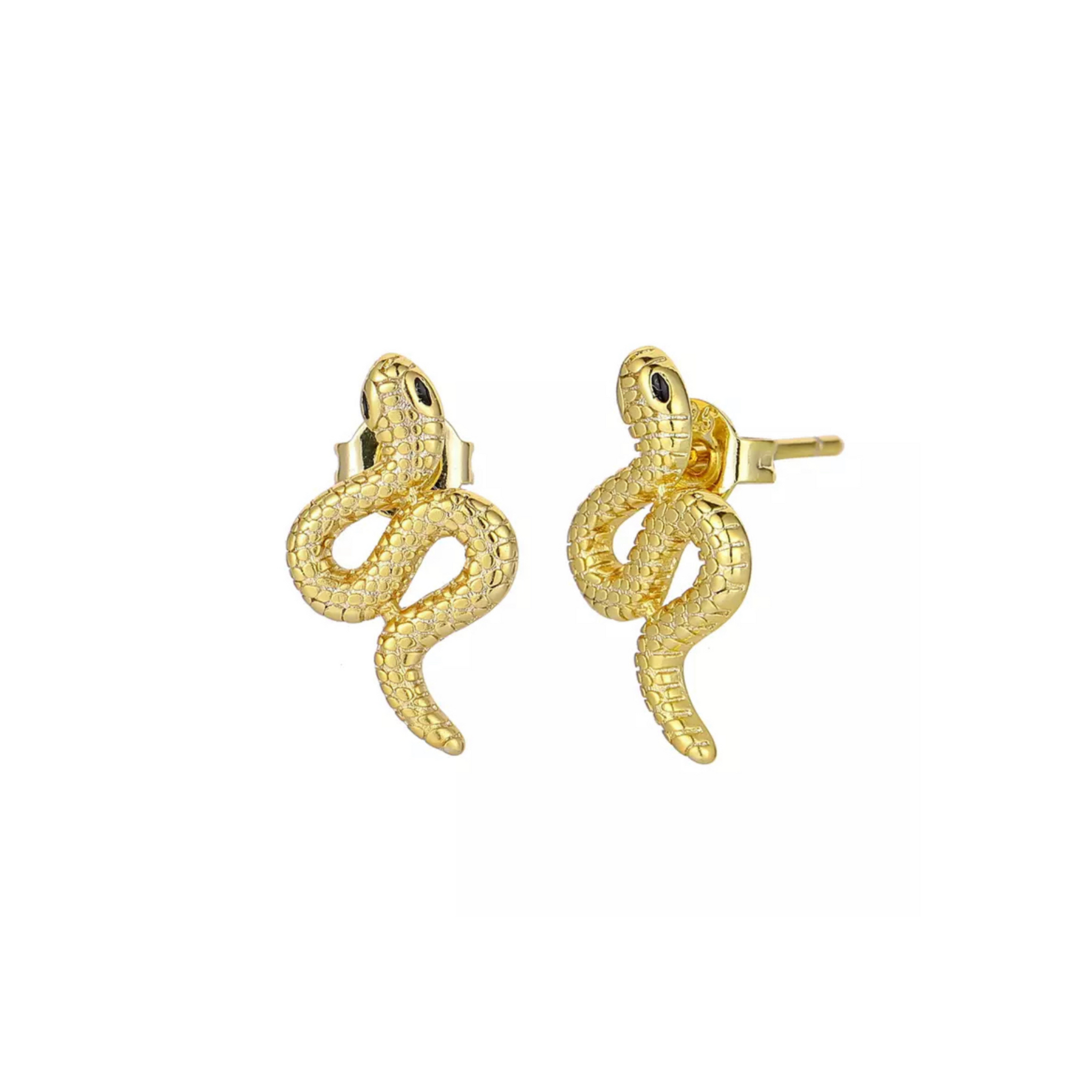 Medusa øreringe i guld med motiv af slange.  Øreringene kan bæres enkelt eller mixes and matches med mange af vores andre øreringe.  Materiale: S925 sterling sølv, guldbelagt, zircon sten