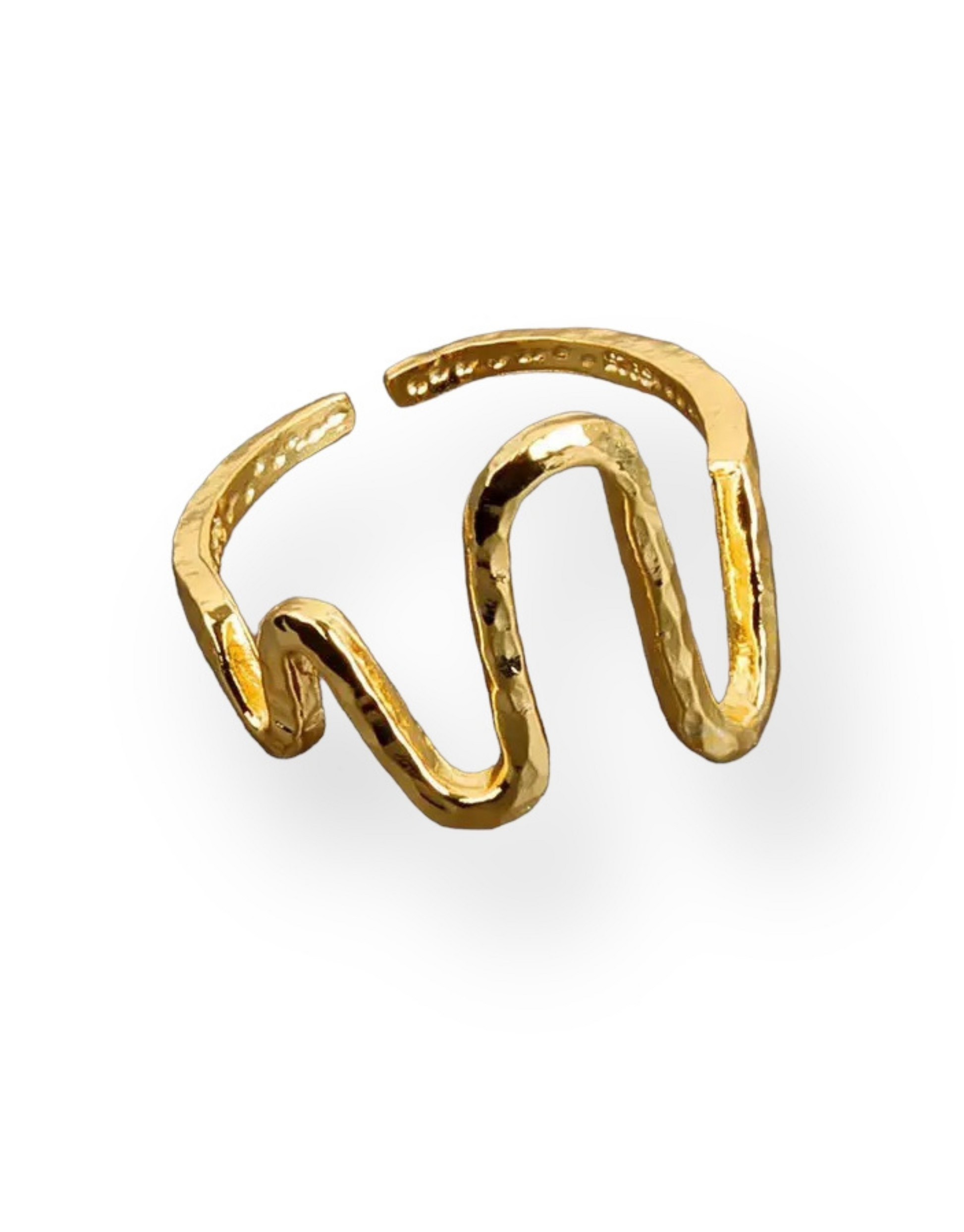Delphine ring i guld.  Denne smukke ring, er til dig som elsker guld smykker, og at spice dine smykker op med detaljer. Den kan også sammensættes med mange af vores andre ringe, for et mere unikt look.  Materiale: 60% Rustfri stål, 40% S925 sterling sølv, guldbelagt Størrelse: Justerbar