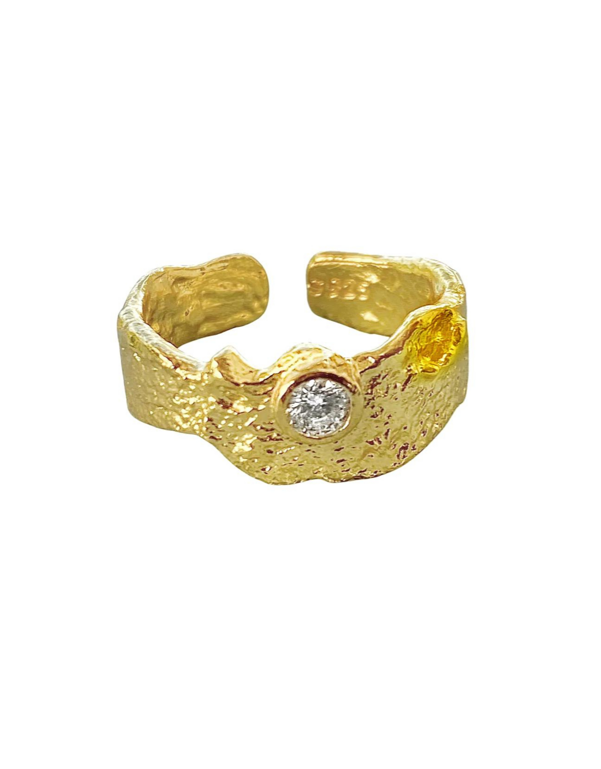 Lilje ring i sølv.  Elegant ring i guld med de fineste detaljer og en lille zircon sten i. Ringen er i et mat guld look med abstrakte deltaljer.  Materiale: S925 sterling sølv, zircon sten Mål: Justerbar