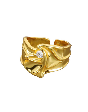 Evelyn ring i sølv.  Elegant abstrakt sølv ring med lille zircon sten. Ringen kan bæres alene, men kan også mixes med vores mange andre ringe.  Materiale: S925 sterling sølv, zircon-sten, nikkelfri Størrelse: Justerbar