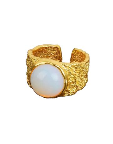 Jasmin ring i guld med en flot opal i.  Elegant ring i guld med de fineste detaljer.  Materiale: S925 sterling sølv, 14 karat guldbelagt, opal Mål: Justerbar