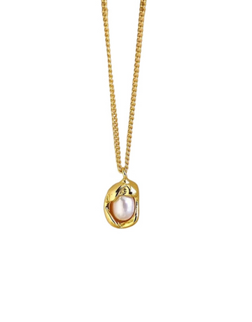 Selma halskæde i guld.  Flot kæde med vedhæng med perle.  Materiale: S925 sterling sølv, 14 karat, guldbelagt, perle Størrelse: 40-45 cm, kan justeres
