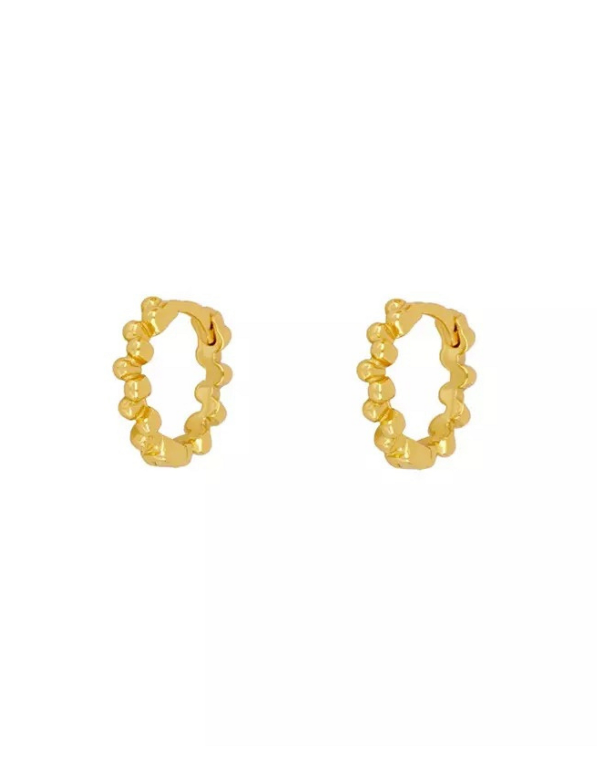 Elina hoops i guld i mat udtryk.   Disse øreringe er til dig, der elsker, at spice dit look up med unikke smykker.   Materiale: S925 sterling sølv, forgyldt med 18 karat. 100% nikkelfri.