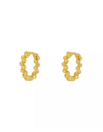 Elina hoops i guld i mat udtryk.   Disse øreringe er til dig, der elsker, at spice dit look up med unikke smykker.   Materiale: S925 sterling sølv, forgyldt med 18 karat. 100% nikkelfri.