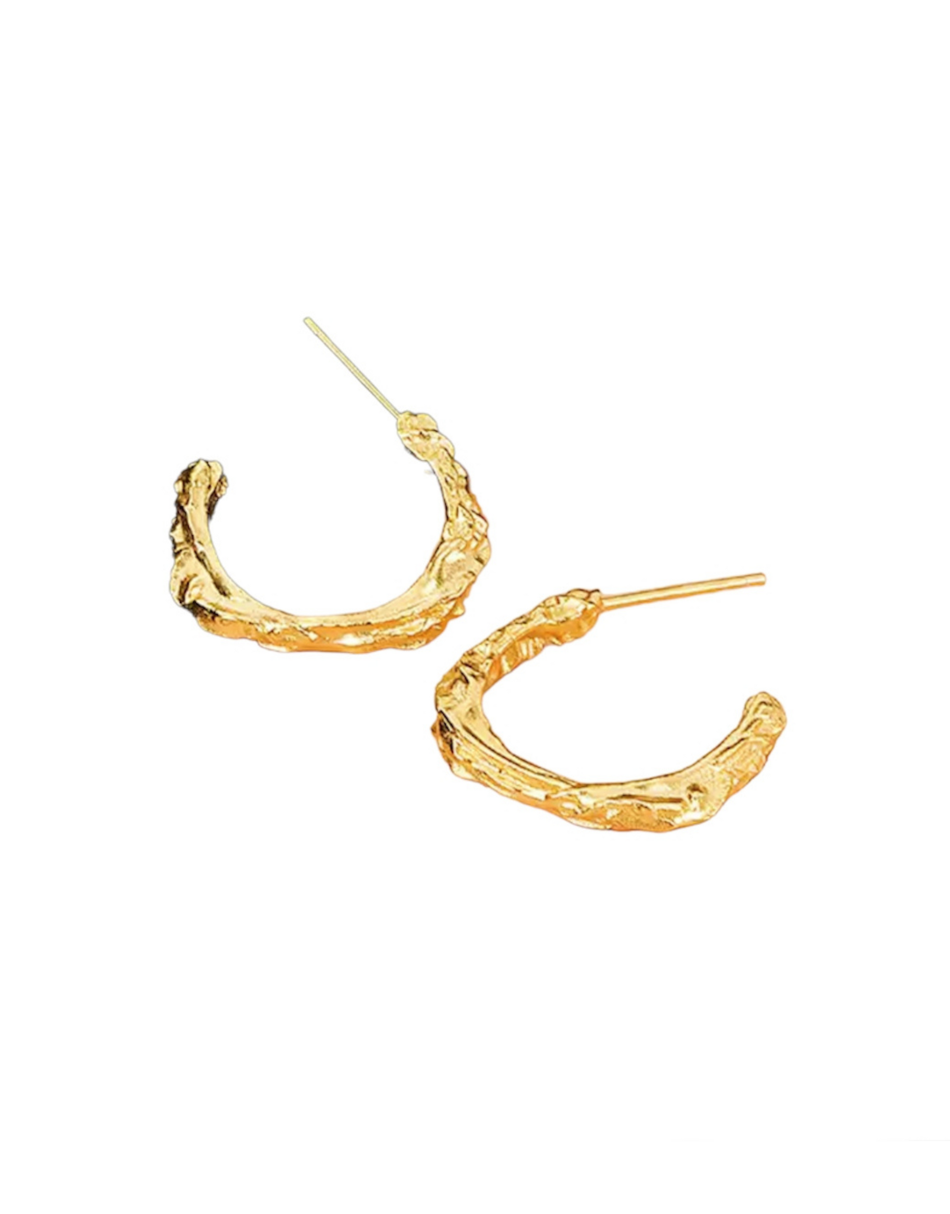 Zendaya øreringe i guld i mat udtryk.   Disse øreringe er til dig, som elsker, at spice dit look op med unikke smykker.  Øreringe kan bæres alene, men kan også mixes med vores mange andre øreringe.  Materiale: 70% S925 sterling sølv, 30% rustfri stål, 14 karat guldbelagt, nikkelfri