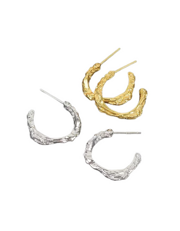 Zendaya øreringe i guld i mat udtryk.   Disse øreringe er til dig, som elsker, at spice dit look op med unikke smykker.  Øreringe kan bæres alene, men kan også mixes med vores mange andre øreringe.  Materiale: 70% S925 sterling sølv, 30% rustfri stål, 14 karat guldbelagt, nikkelfri