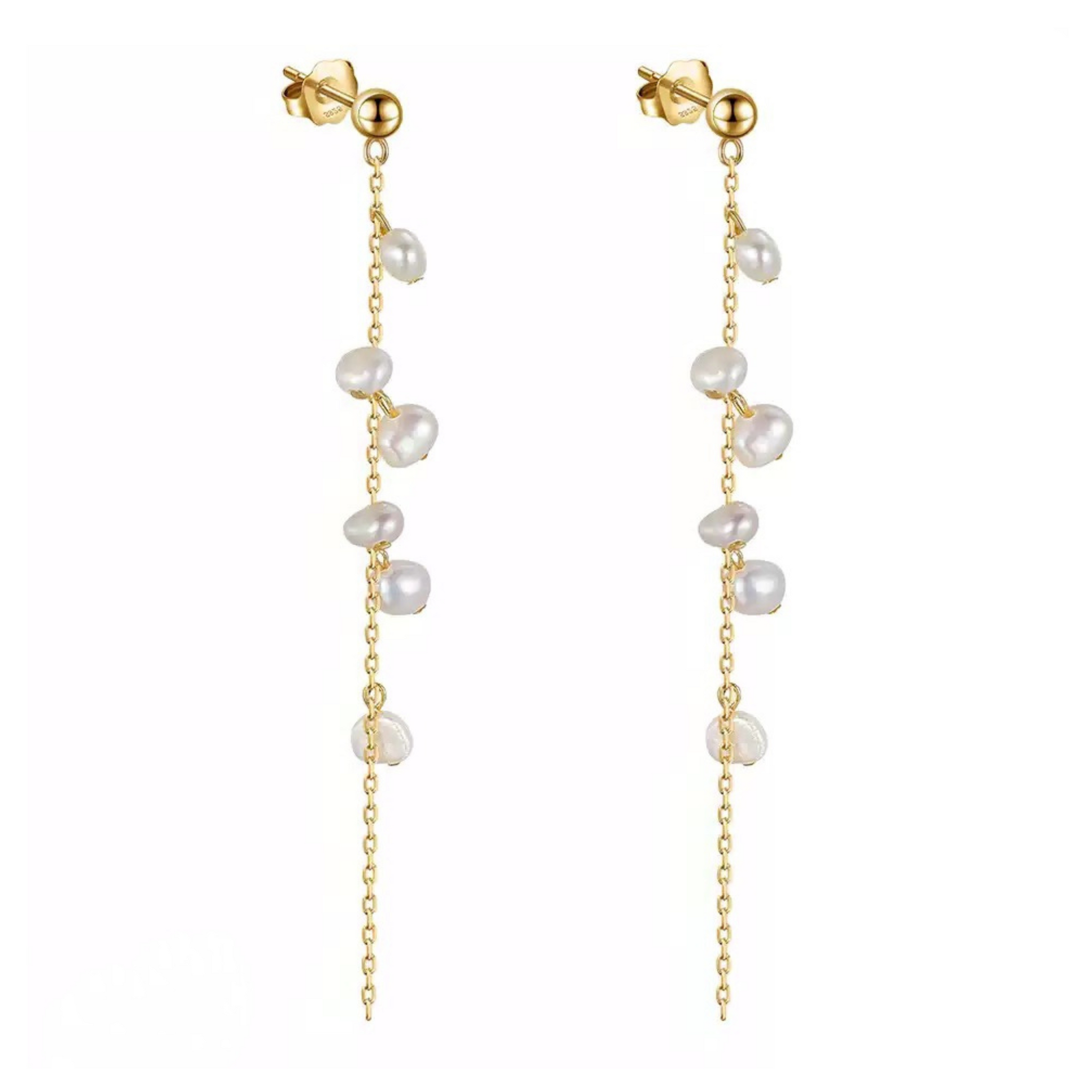 Ophelia drop øreringe i guld med ferskvandsperler.  Elegante og unikke øreringe.  Disse øreringe er til dig, der elsker, at spice dit look up med unikke smykker.   Materiale: S925 sterling sølv, forgyldt med 18 karat. 100% nikkelfri.