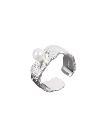 Saffie ring i guld i mat udtryk med smuk perle.  Denne unikke ring, er til dig, der elsker det feminine og elegante look.  Ringen er i S925 sterling sølv og guldbelagt med 14 karat. Materiale: S925 sterling sølv, guldbelagt, perle, nikkelfri Størrelse: Justerbar