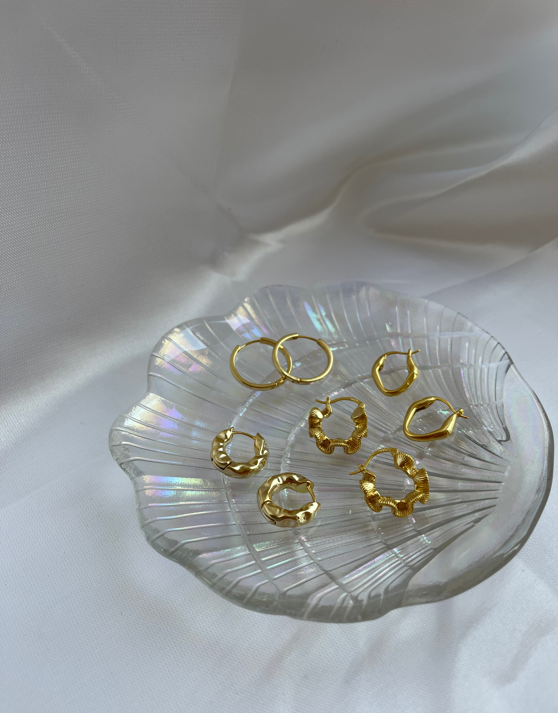 Kaithlynn hoops øreringe i enkelt design.  De kan både bæres alene eller styles med mange af vores andre øreringe.  Fås både i guld og sølv. Materiale: 70% S925 sterling sølv, 30% rustfri stål, 14 karat guldbelagt, nikkelfri