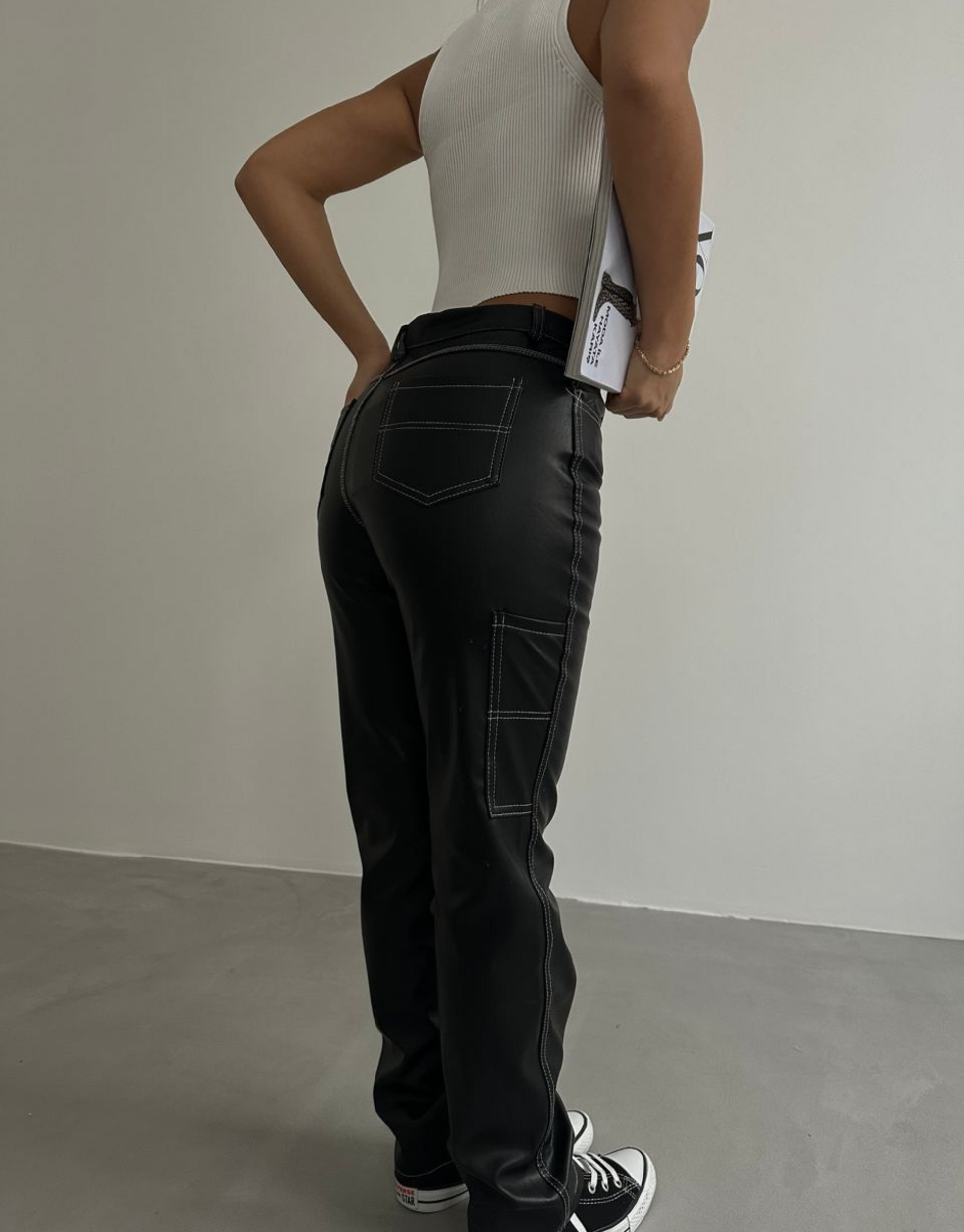 Selena læder bukser.  Lækre bukser i læder look med lommer med og fede syninger. Bukserne har en skøn pasform og er nemme at style.  Modellen har en størrelse S på.  Om produktet Finvask ved max 30˚C 27% polyester, 7% PIU, 65% PVC