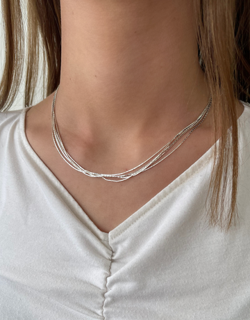 Dahlia halskæde i et unikt design med flere kæder.  Denne halskæde er til dig, som elsker, at pifte dit look op med unikke smykker.   Materiale: 70% S925 sterling sølv, 30% rustfri stål. 100% nikkelfri.