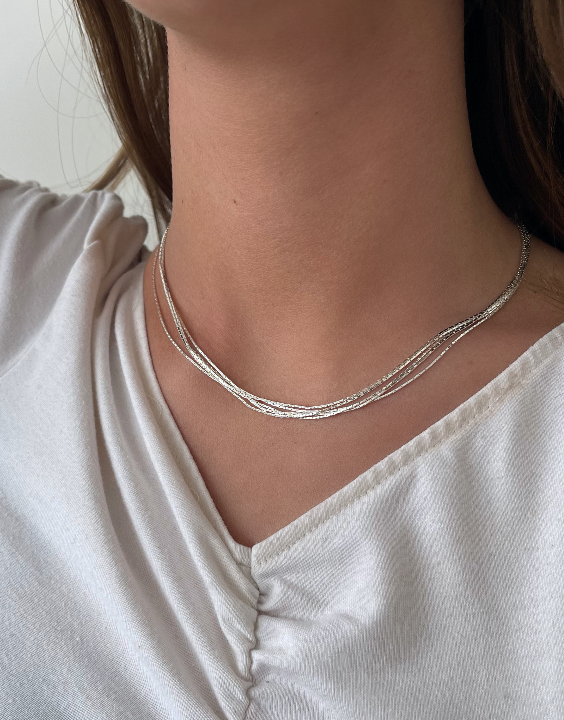 Dahlia halskæde i et unikt design med flere kæder.  Denne halskæde er til dig, som elsker, at pifte dit look op med unikke smykker.   Materiale: 70% S925 sterling sølv, 30% rustfri stål. 100% nikkelfri.