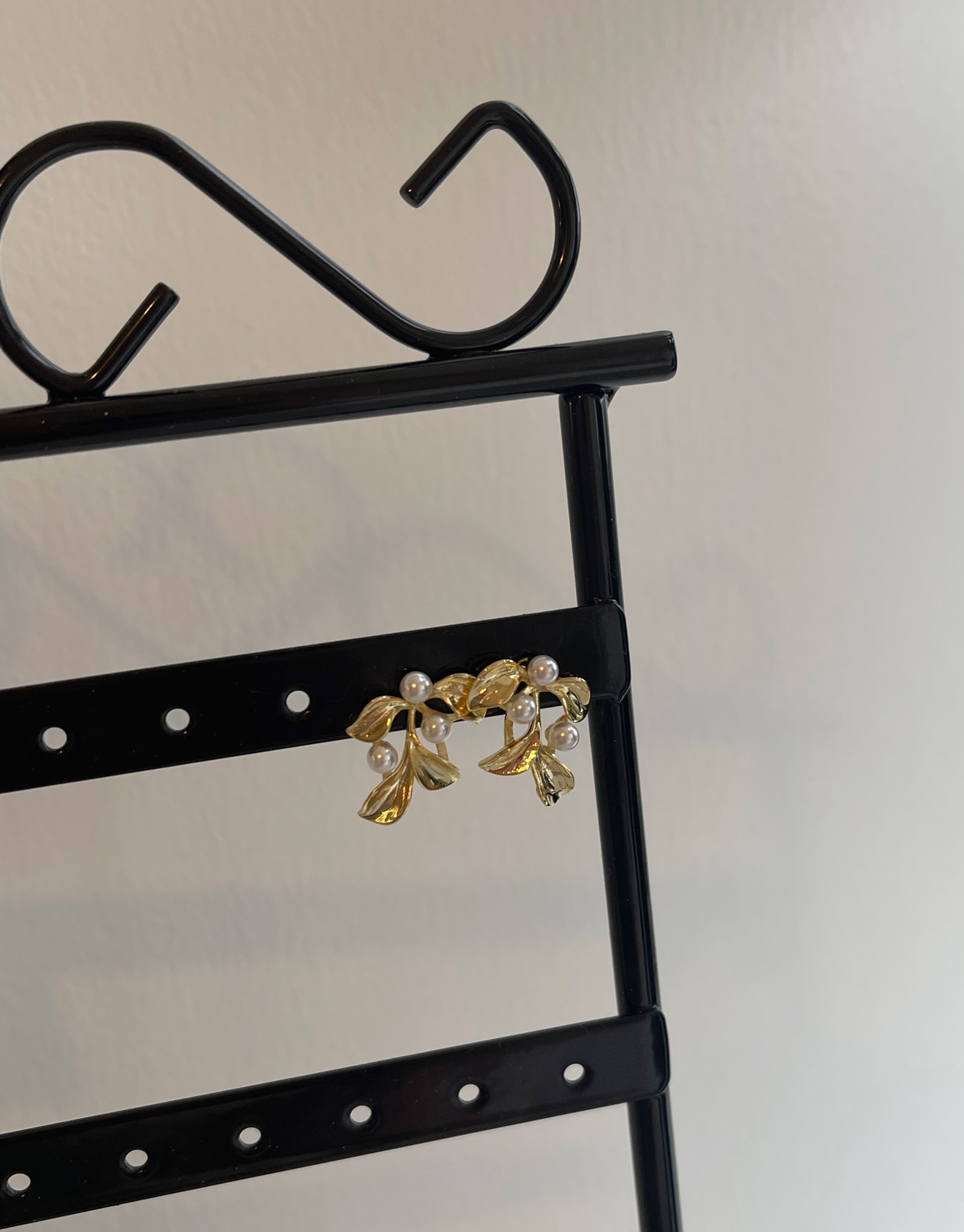 Zaray øreringe i guld med blomster motiv med små perler.  Unikke og elegante øreringe.  Øreringene kan bæres enkelt eller mixes and matches med mange af vores andre øreringe.  Materiale: S925 sterling sølv, guldbelagt, perler