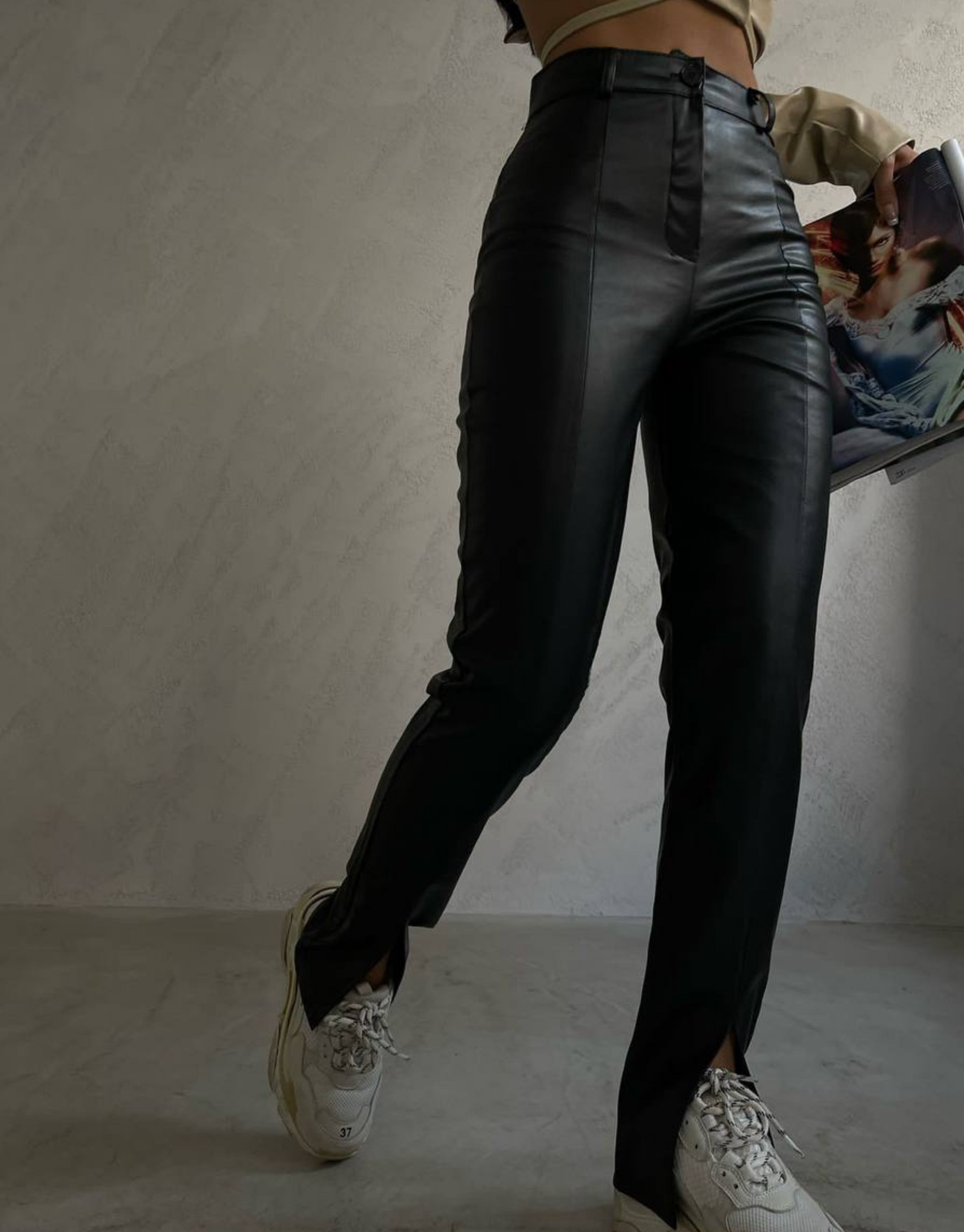 Maddie læder bukser.  Lækre bukser i læder look med skøn slids detalje forneden. Bukserne har en skøn pasform og er nemme at style.  Om produktet Fit: Regular fit Finvask ved max 30˚C 27% polyester, 7% PIU, 65% PVC
