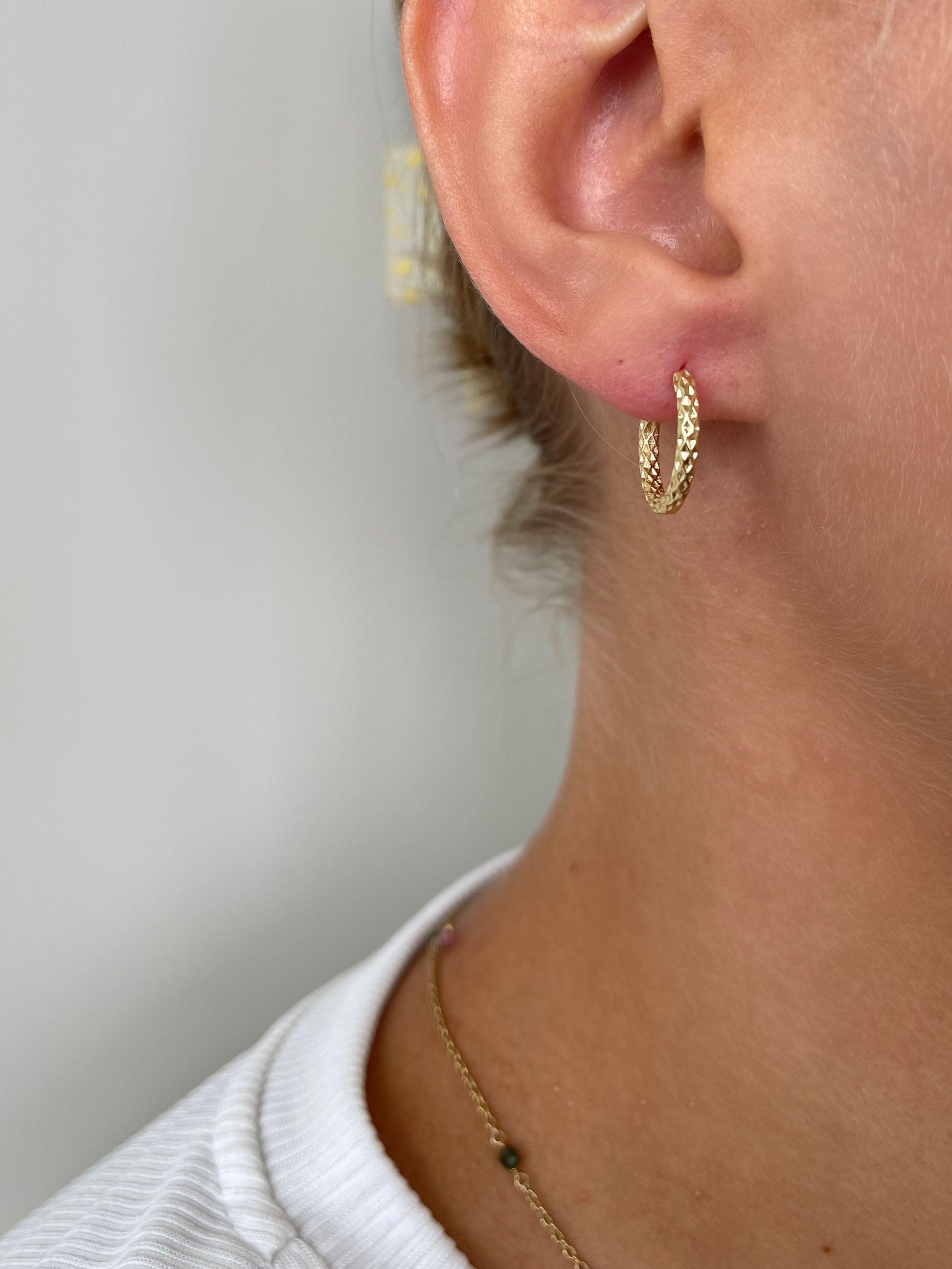 Carmen øreringe i enkelt og smukt design.  Skønne øreringe der spicer ethvert look up. Øreringene kan mixes med mange andre af vores smykker.   Fås både i guld og sølv.  Materiale: 60% S925 sterling sølv, 40% rustfri stål, guldbelagt, perle, nikkelfri