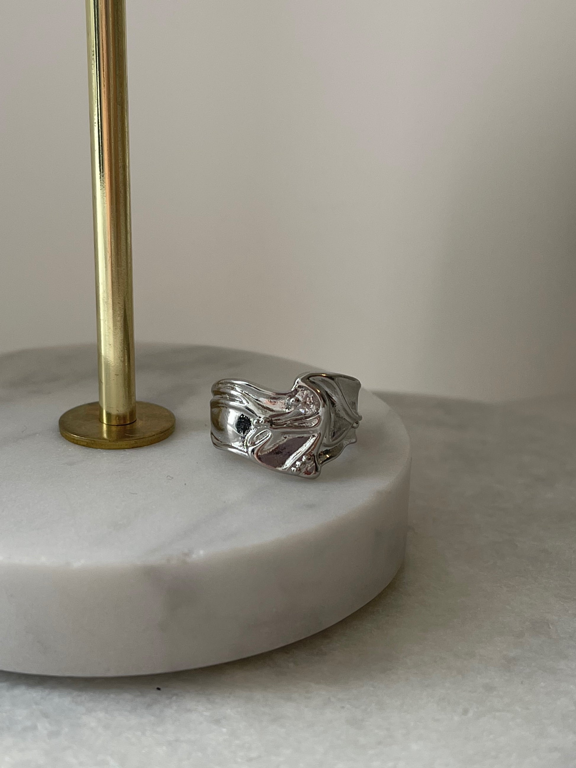 Evelyn ring i sølv.  Elegant abstrakt sølv ring med lille zircon sten. Ringen kan bæres alene, men kan også mixes med vores mange andre ringe.  Materiale: S925 sterling sølv, zircon-sten, nikkelfri Størrelse: Justerbar