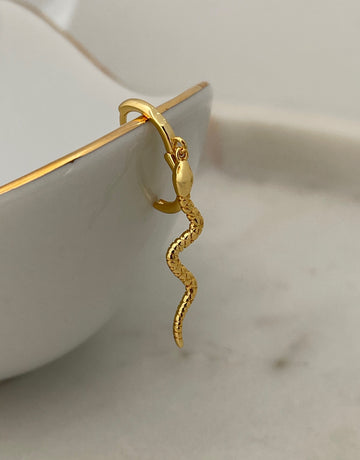 Snake øreringe i guld med kliklås.