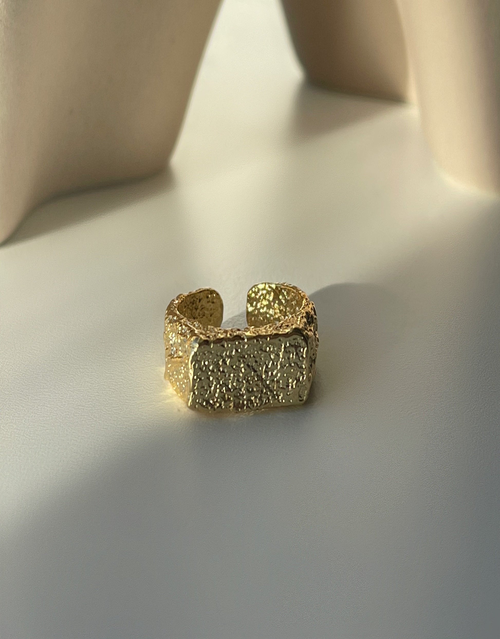 Hailie ring i guld i et unikt og råt design.  Ringen er i S925 sterling sølv og guldbelagt med 14 karat guld. Unikt design, der virkelig pifter ens look op.