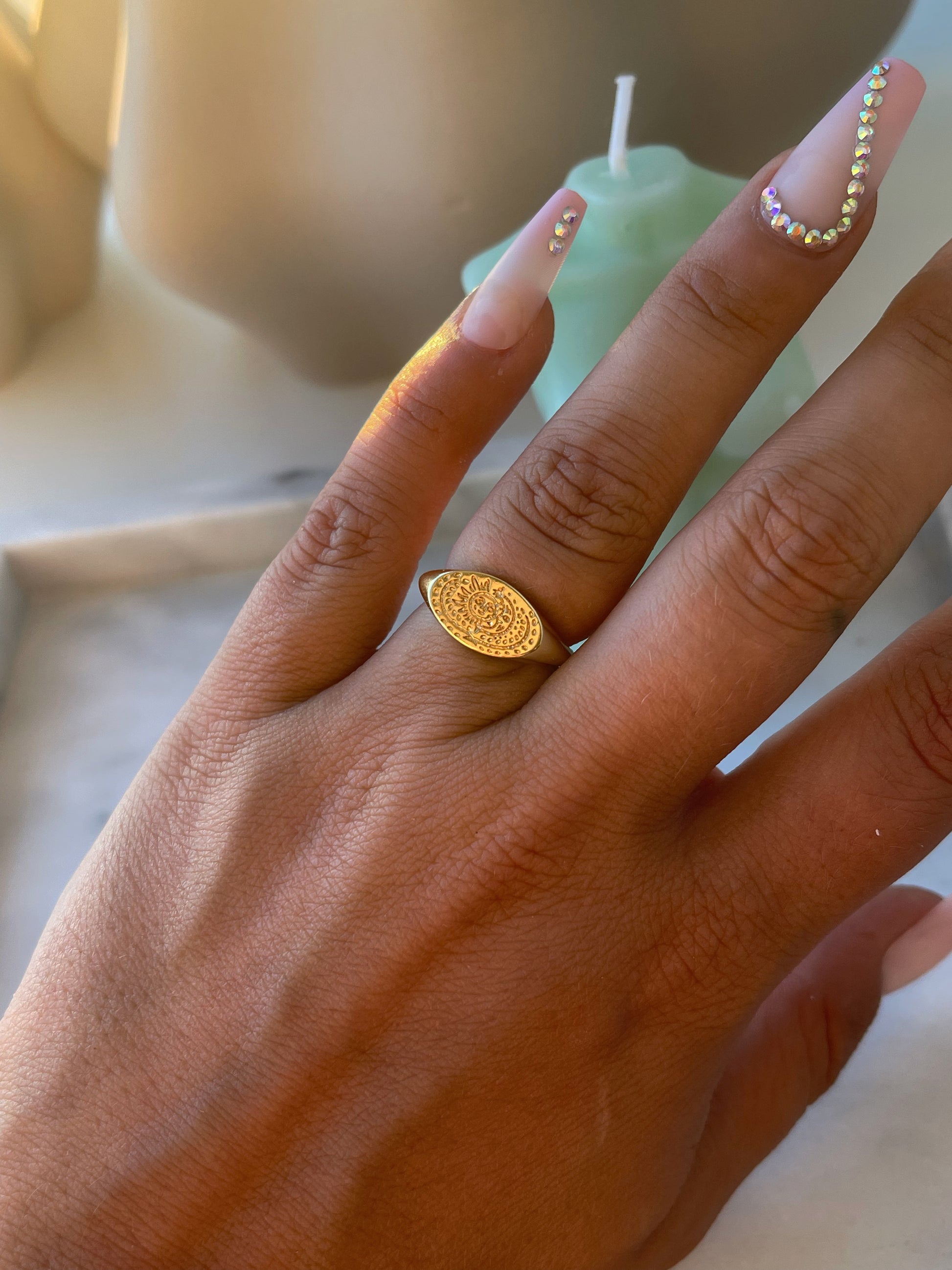 Anayah ring med sol og måne.  Denne smukke ring, er til dig som elsker, at spice dit look op med dine smykker.  Den kan sammensættes med andre ringe, for et mere råt look eller bruges alene for et mere enkelt og feminint look.   Materiale: 70% S925 sterling sølv, 30% rustfri stål, guldbelagt Størrelse: Justerbar