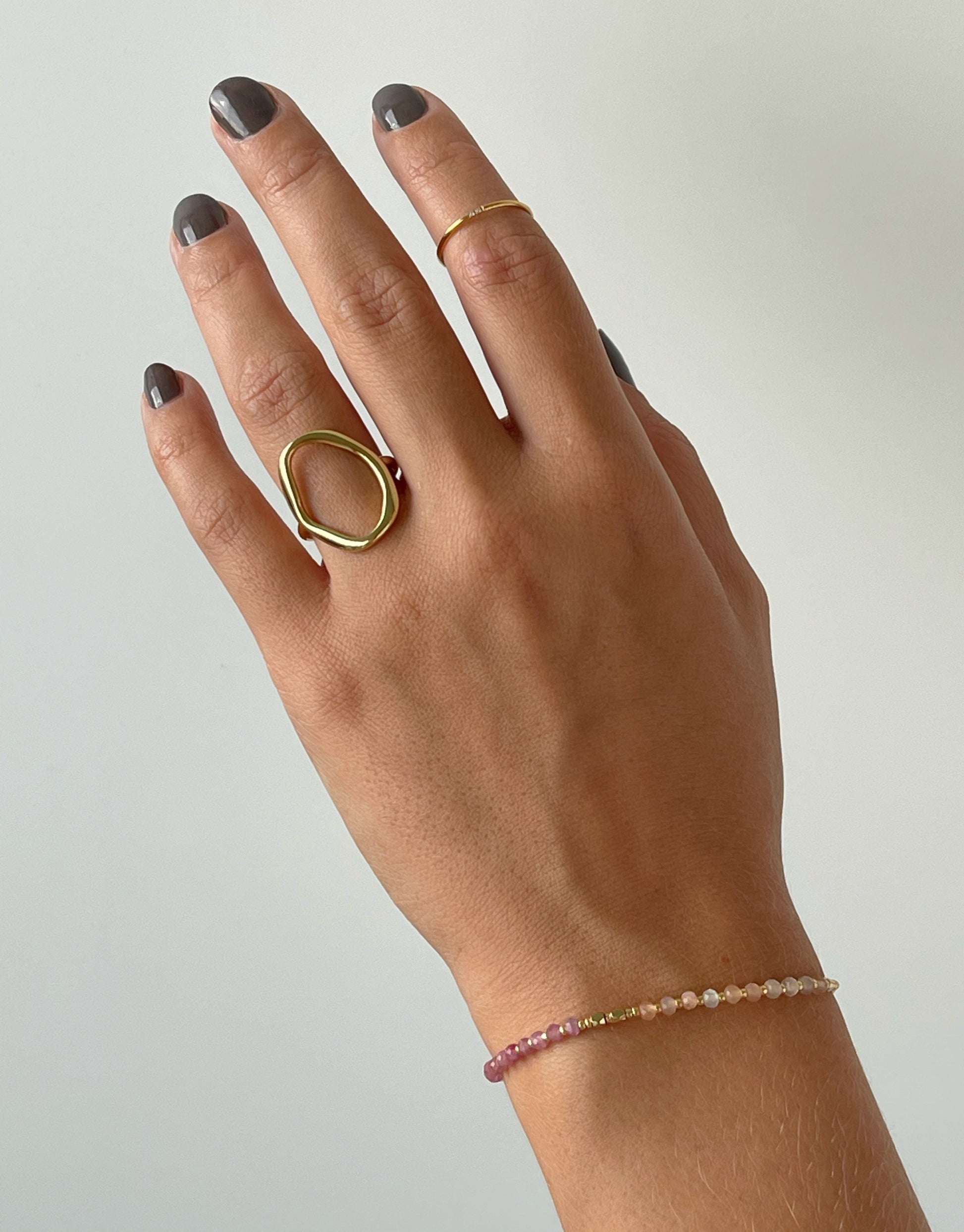 Freya ring i guld. Smukt og unikt minimalistisk design.
