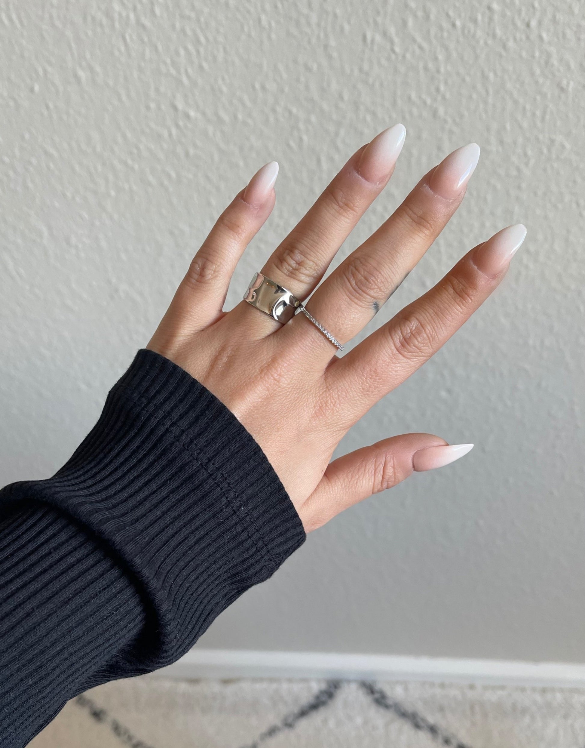 Alva ring i sølv. Smukt og unikt minimalistisk design.