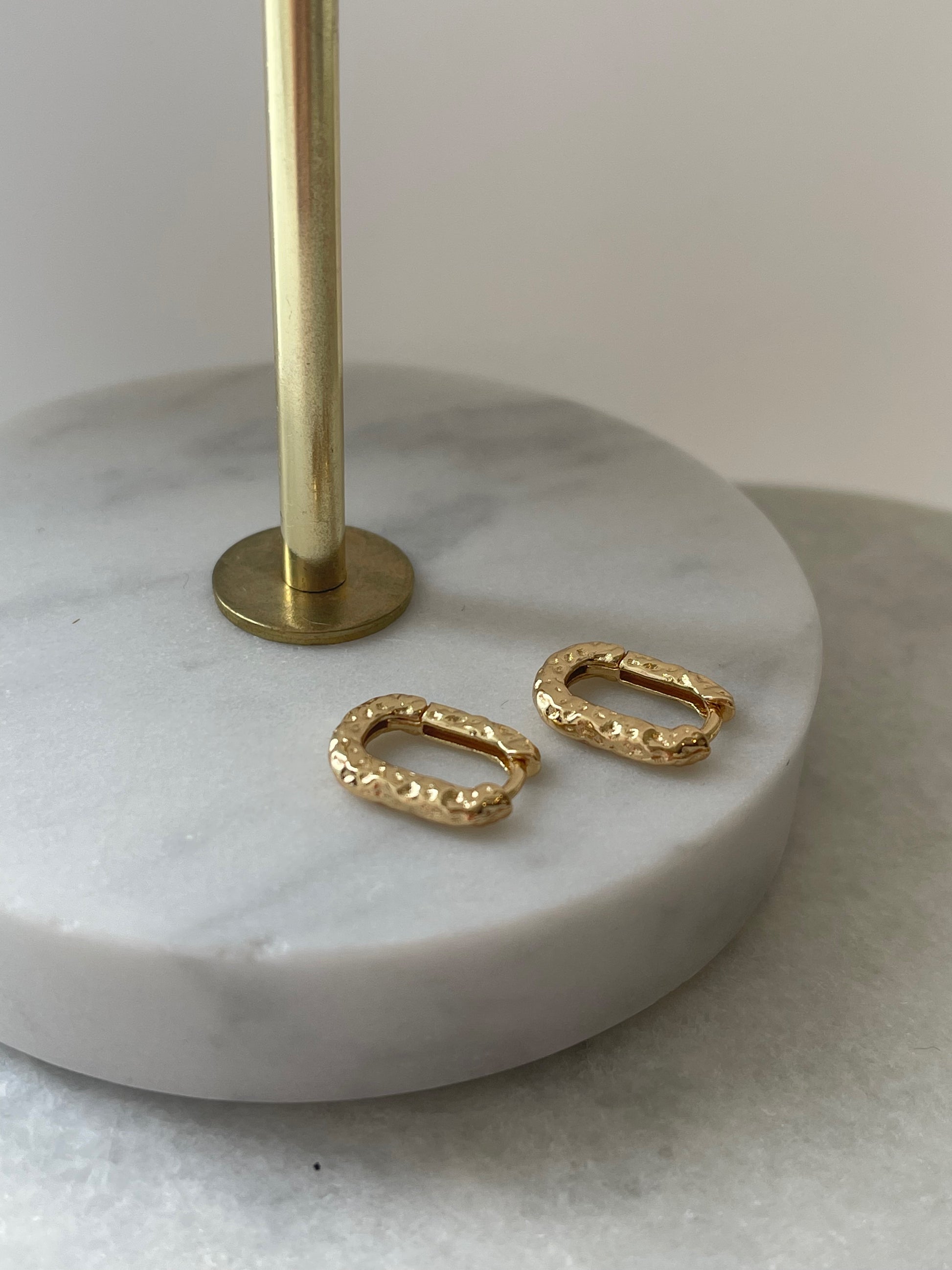 Hailie øreringe i guld i et unikt og råt design.  Ringen er i S925 sterling sølv og guldbelagt med 14 karat guld. Unikt design, der virkelig pifter ens look op.  Materiale: S925 sterling sølv, 14 karat guldbelagt Mål: 2 cm