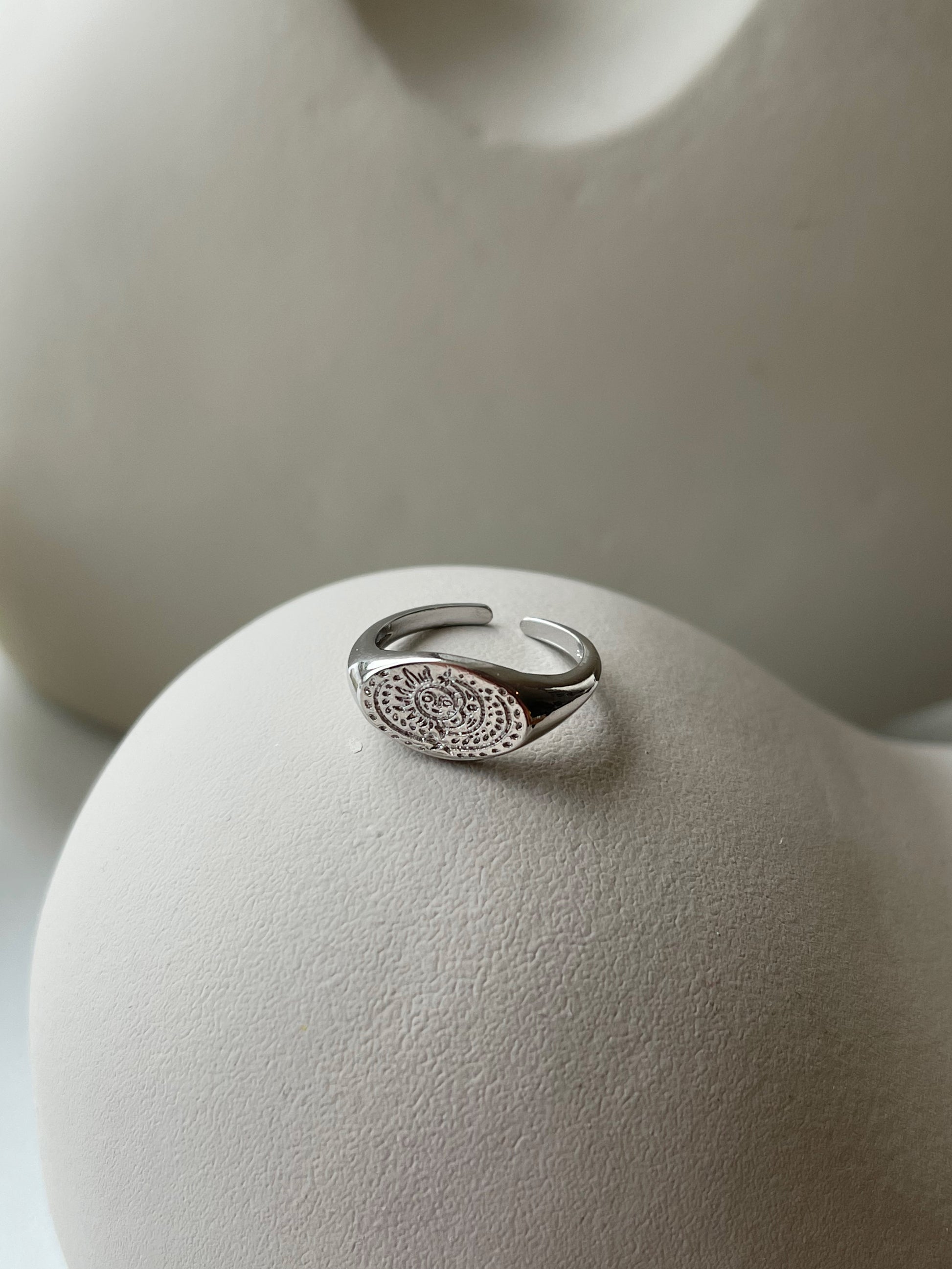 Anayah ring med sol og måne.  Denne smukke ring, er til dig som elsker, at spice dit look op med dine smykker.  Den kan sammensættes med andre ringe, for et mere råt look eller bruges alene for et mere enkelt og feminint look.   Materiale: 70% S925 sterling sølv, 30% rustfri stål, guldbelagt Størrelse: Justerbar