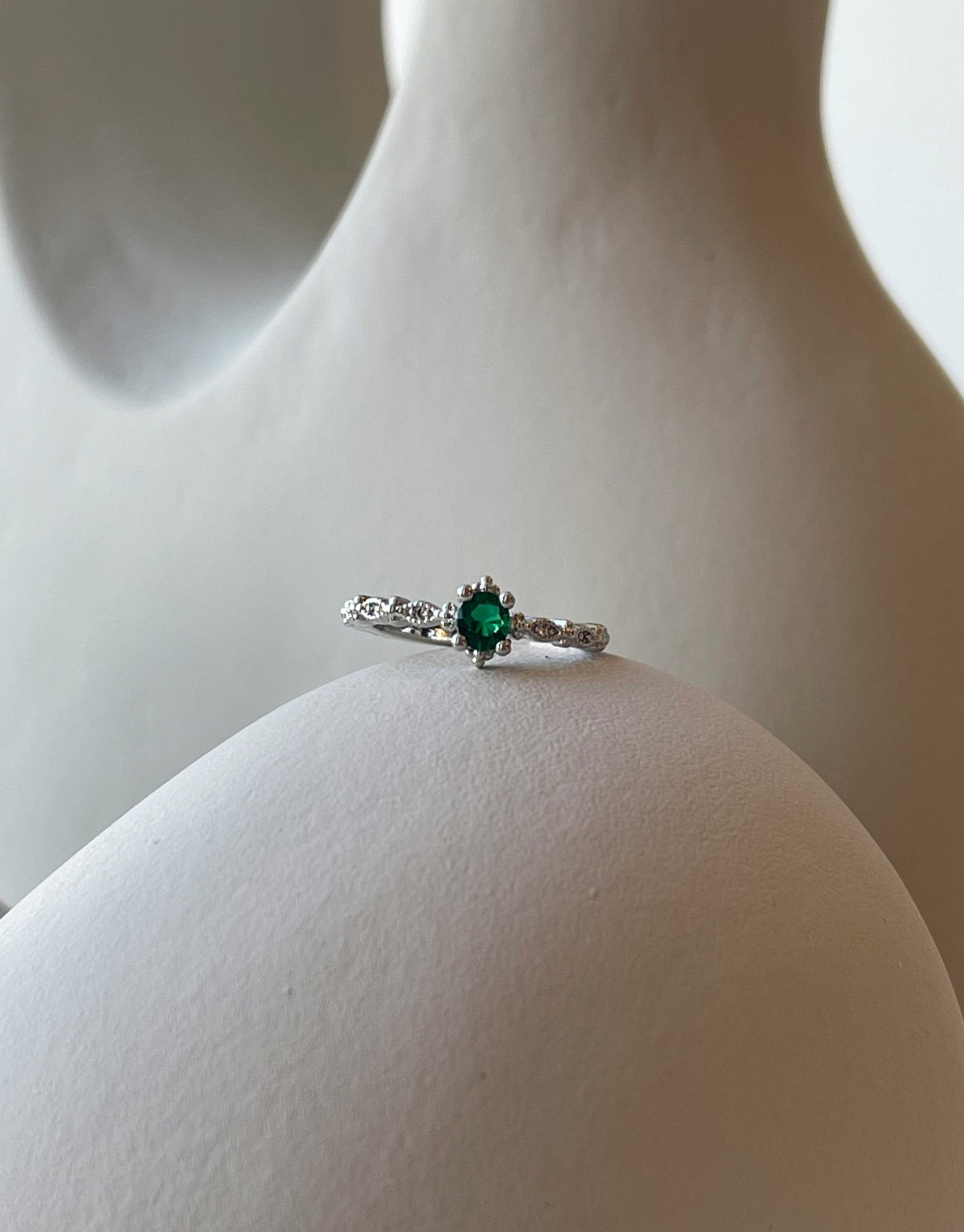 Nova ring i sølv.  Elegant ring med de fineste detaljer samt en flot grøn zircon sten.  Materiale: S925 sterling sølv, zircon Mål: Justerbar, zircon-stenen er 3MM