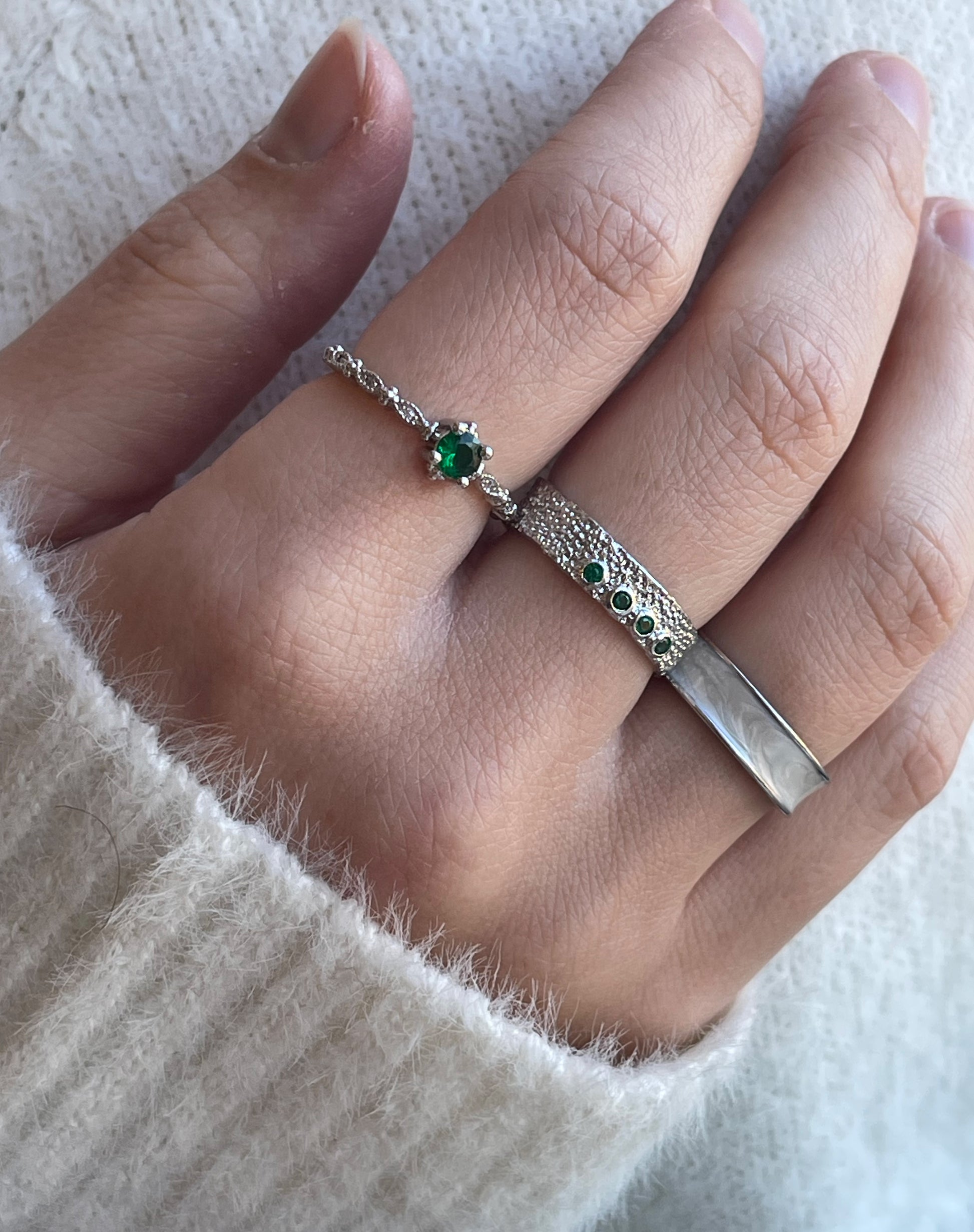 Nova ring i sølv.  Elegant ring med de fineste detaljer samt en flot grøn zircon sten.  Materiale: S925 sterling sølv, zircon Mål: Justerbar, zircon-stenen er 3MM