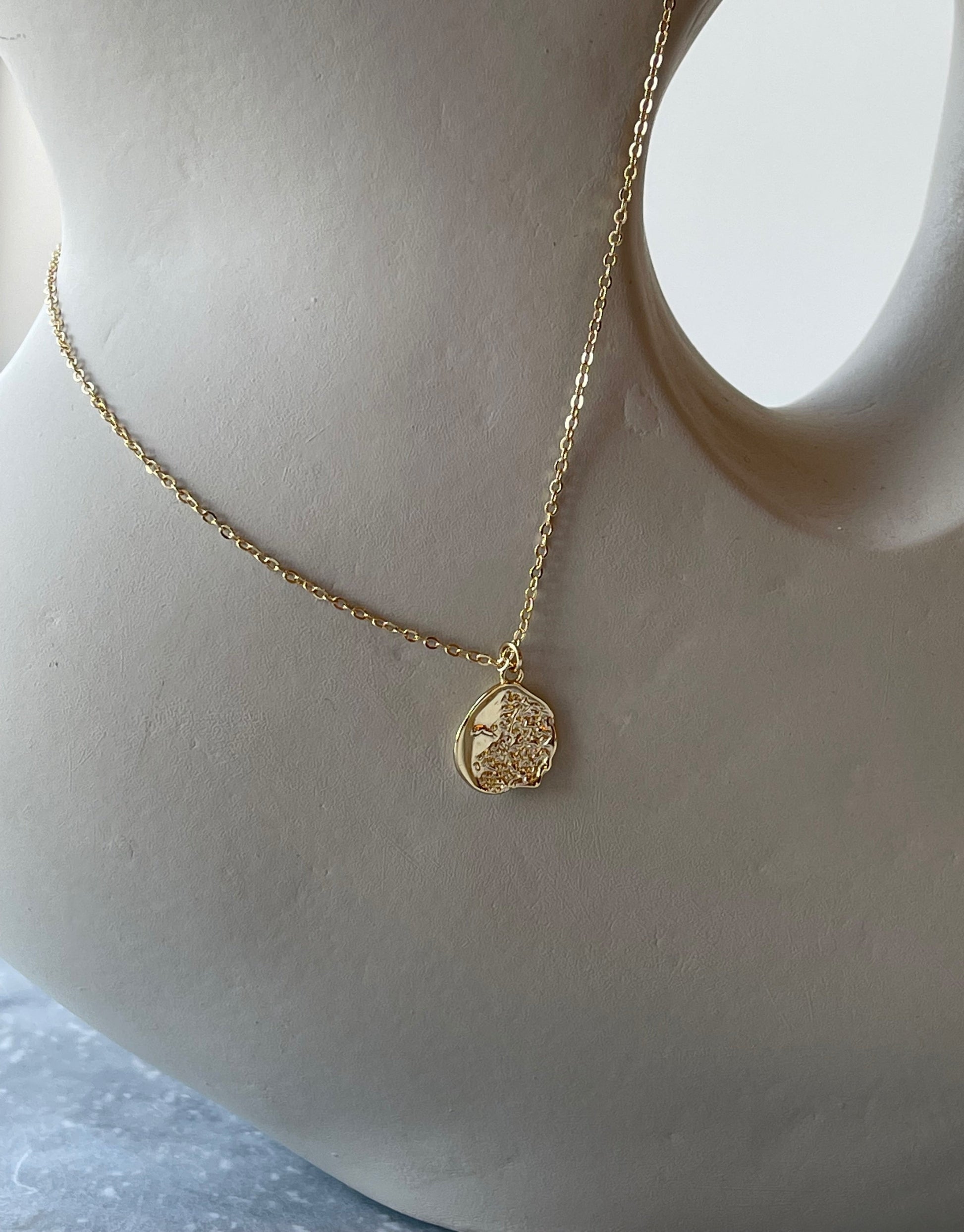 Aurora halskæde i guld.   Guld halskæde med vedhæng i et unikt design.  Materiale: S925 sterling sølv, guldbelagt Størrelse: 45 cm - kæden er justerbar